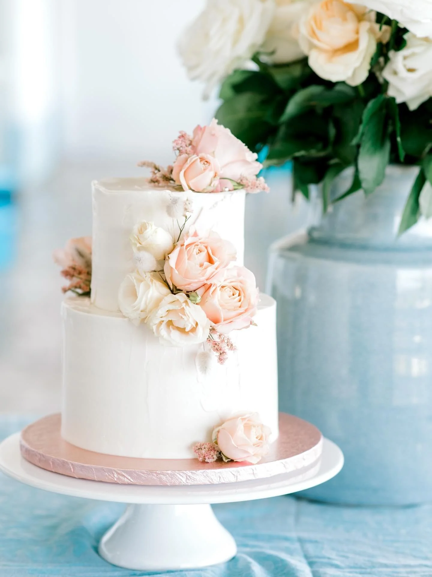 A recordar os pormenores elegantes do batismo da Emma. 💛🥰 A beleza est&aacute; mesmo nos detalhes. 
Decora&ccedil;&atilde;o maravilhosa: @the_wedding_wonderland