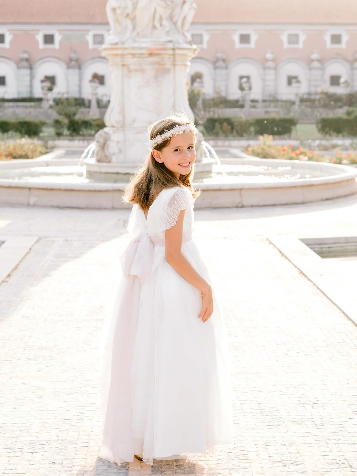 A querida C., muito feliz no dia da sua primeira Comunh&atilde;o. Vestido de sonho e sorriso de princesa. 💛 #fotografiadefam&iacute;lia #claudiainlisbon