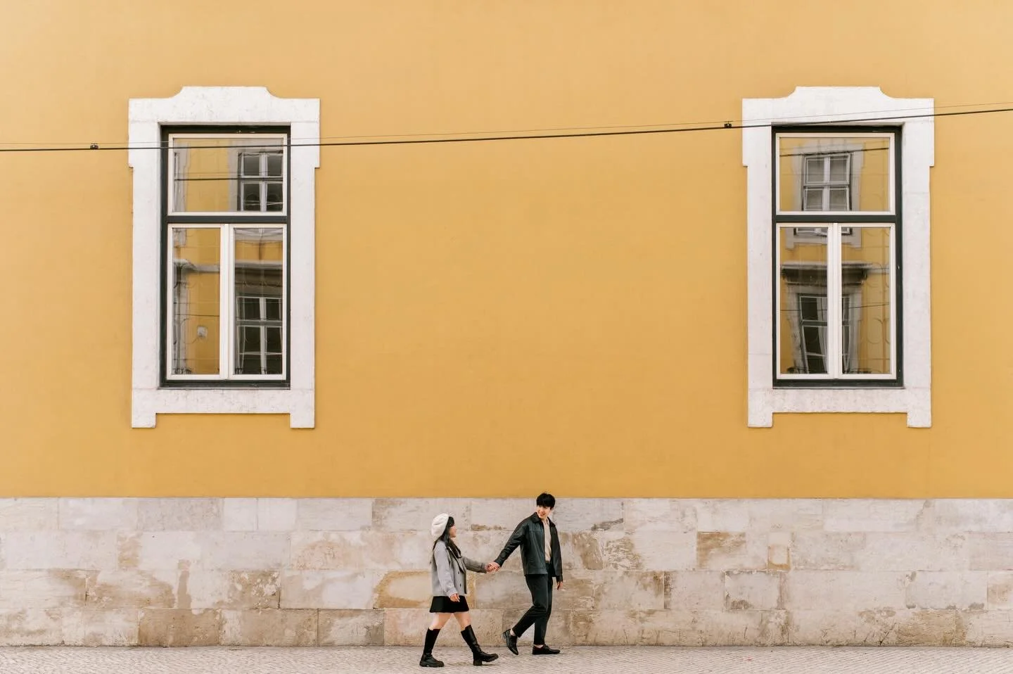 Lisboa, cheia de cor. 💛 🇬🇧 Colourful and joyful Lisbon. 💛 #lisbonphotographer #lisbonshoot #lisbonfamilyphotographer