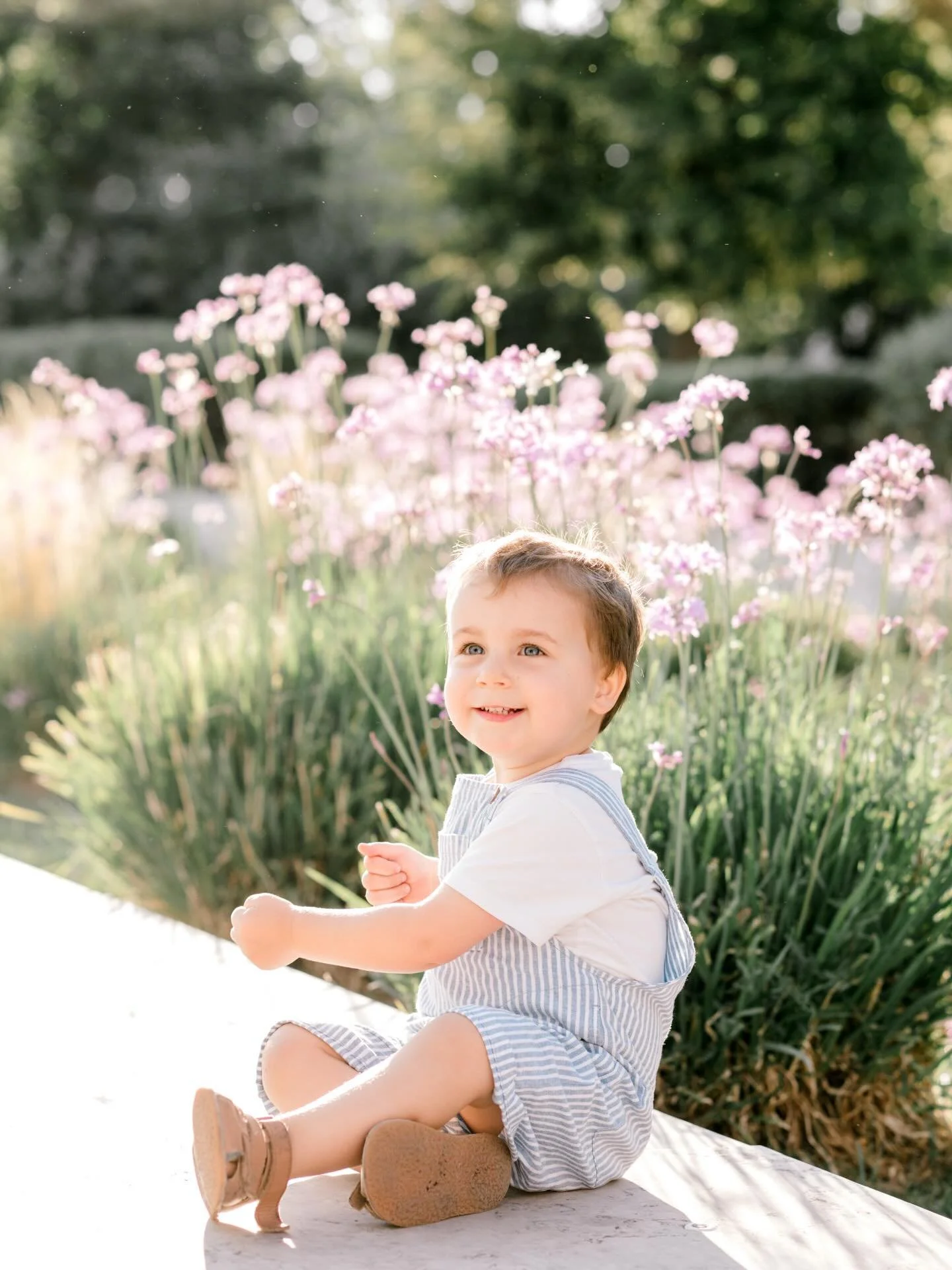 Sol bom de primavera, flores e brincadeiras ao ar livre. A perfei&ccedil;&atilde;o existe. 💛 #lisbonphotographer #lisbonfamilyphotographer #lisbonshoot