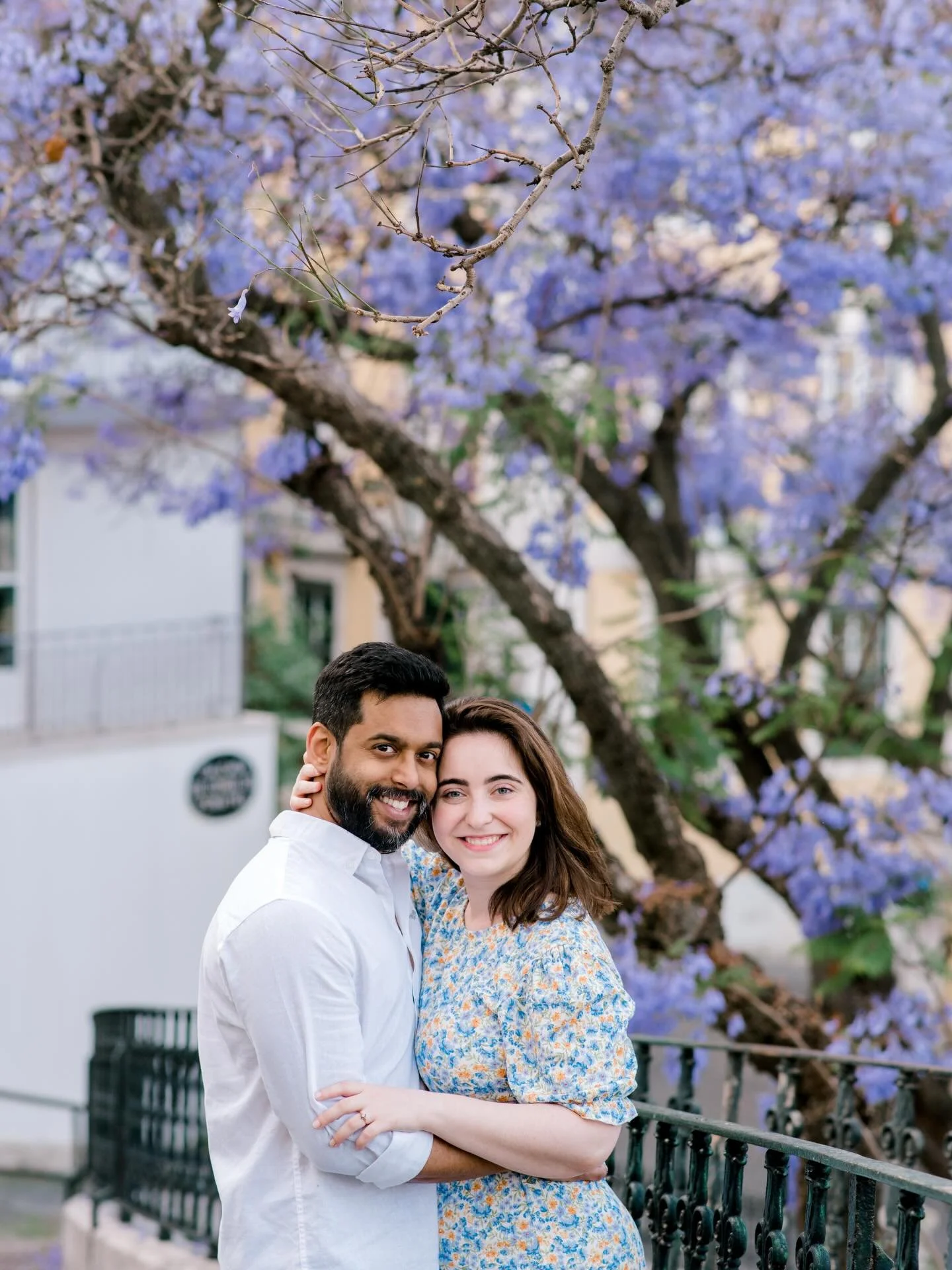 Lisboa, amor e jacarand&aacute;s&hellip;.🥰 🇬🇧 Lisbon in bloom and in love! 💛 #lisbonphotographer #lisboncouplesphotographer #lisbonfamilyphotography #lisbonfamilyphotographer