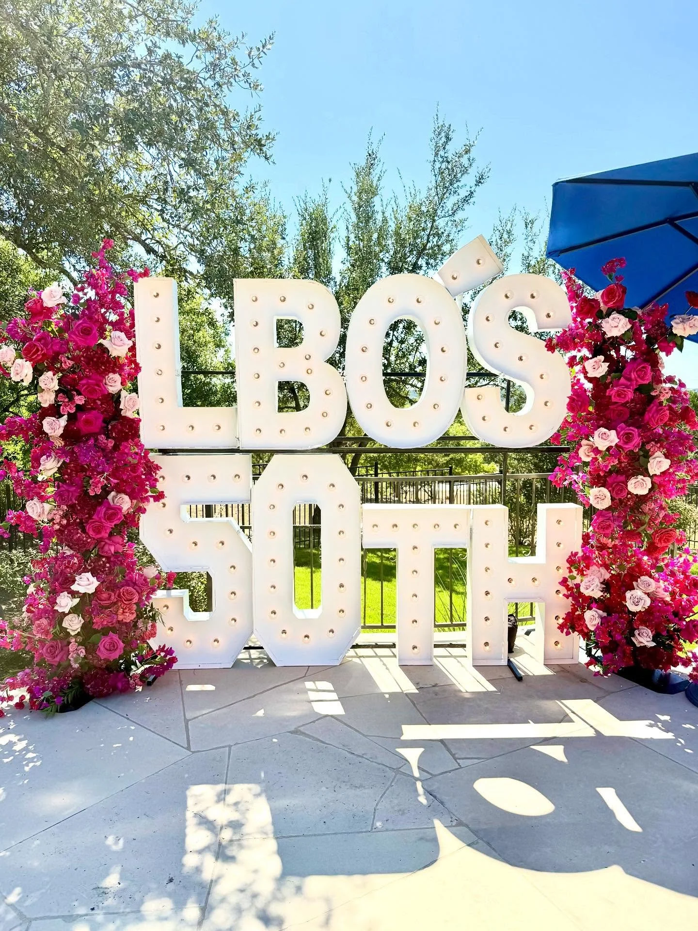 Golden milestone, glowing letters, and gorgeous florals by @lemonleafflorist! 🌺✨ Happy 50th, LBO!