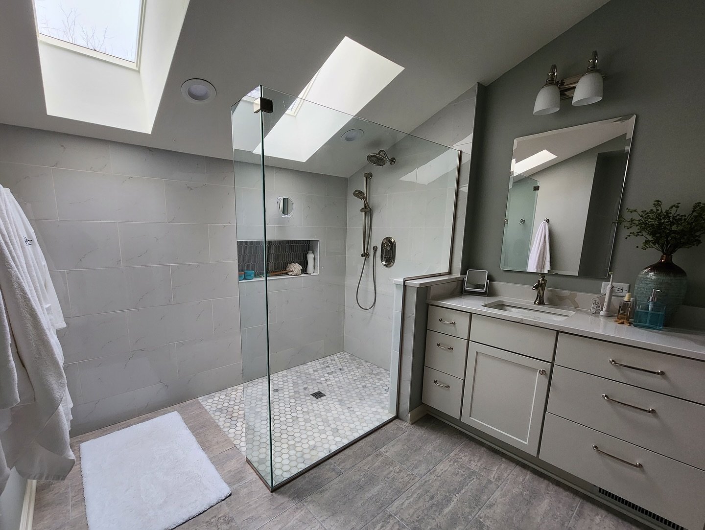 Another bathroom transformation 🪄 

This open shower design seamlessly blends the tile floor and bathroom floor. Two oversized skylights allow for tons of natural light. 

Reach out today for a free estimate on your next bathroom remodel! 

262-720-