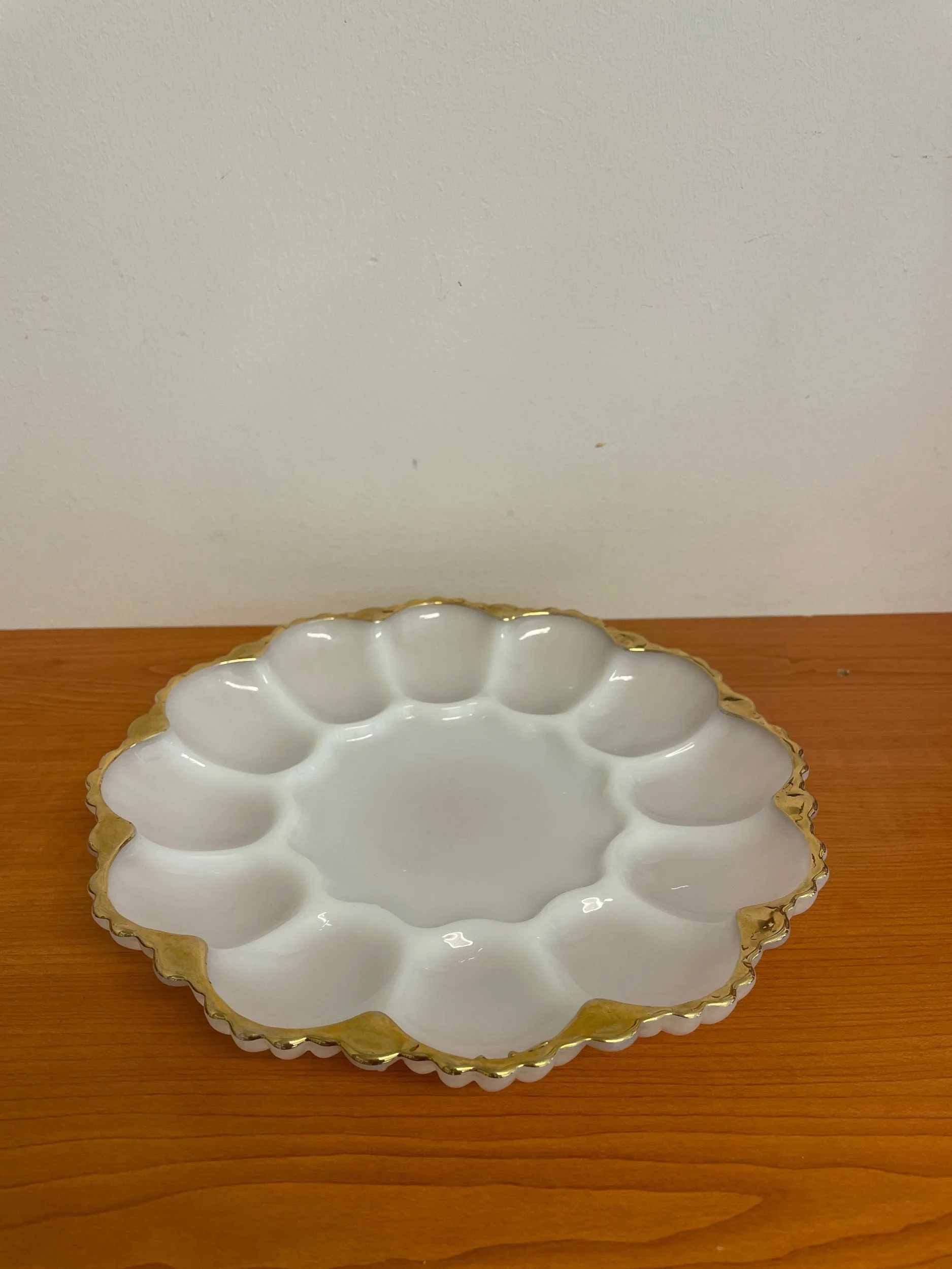 Vintage Anchor Hocking maitolasinen kananmunalautanen kultareunuksella