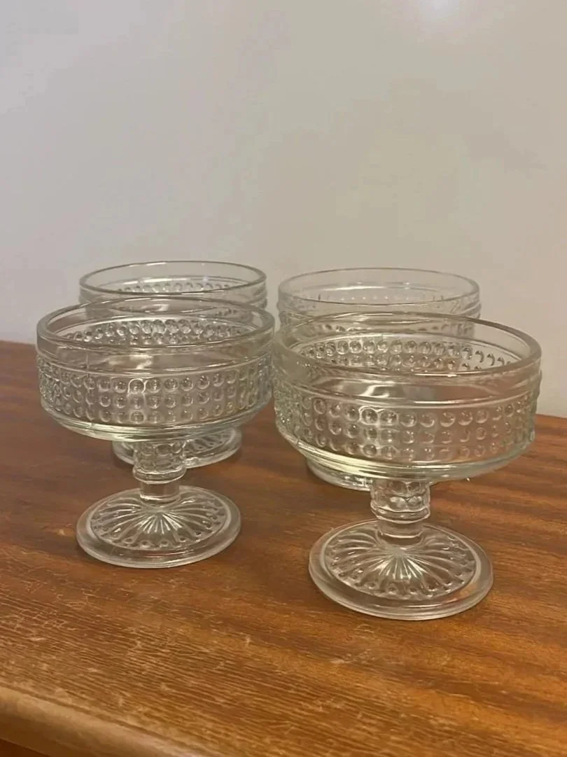 Riihimäen Lasin kirkas Barokki-jälkiruokamalja, suunnittelija Erkkitapio Siiroinen. Kotimaista vintage-lasia runsaalla kohokuvioinnilla.