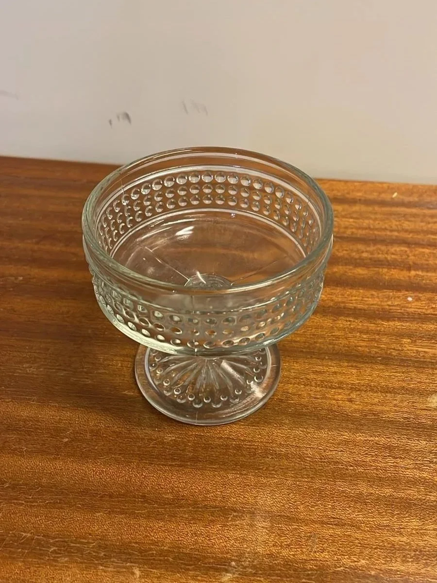 Riihimäen Lasin kirkas Barokki-jälkiruokamalja, suunnittelija Erkkitapio Siiroinen. Kotimaista vintage-lasia runsaalla kohokuvioinnilla.