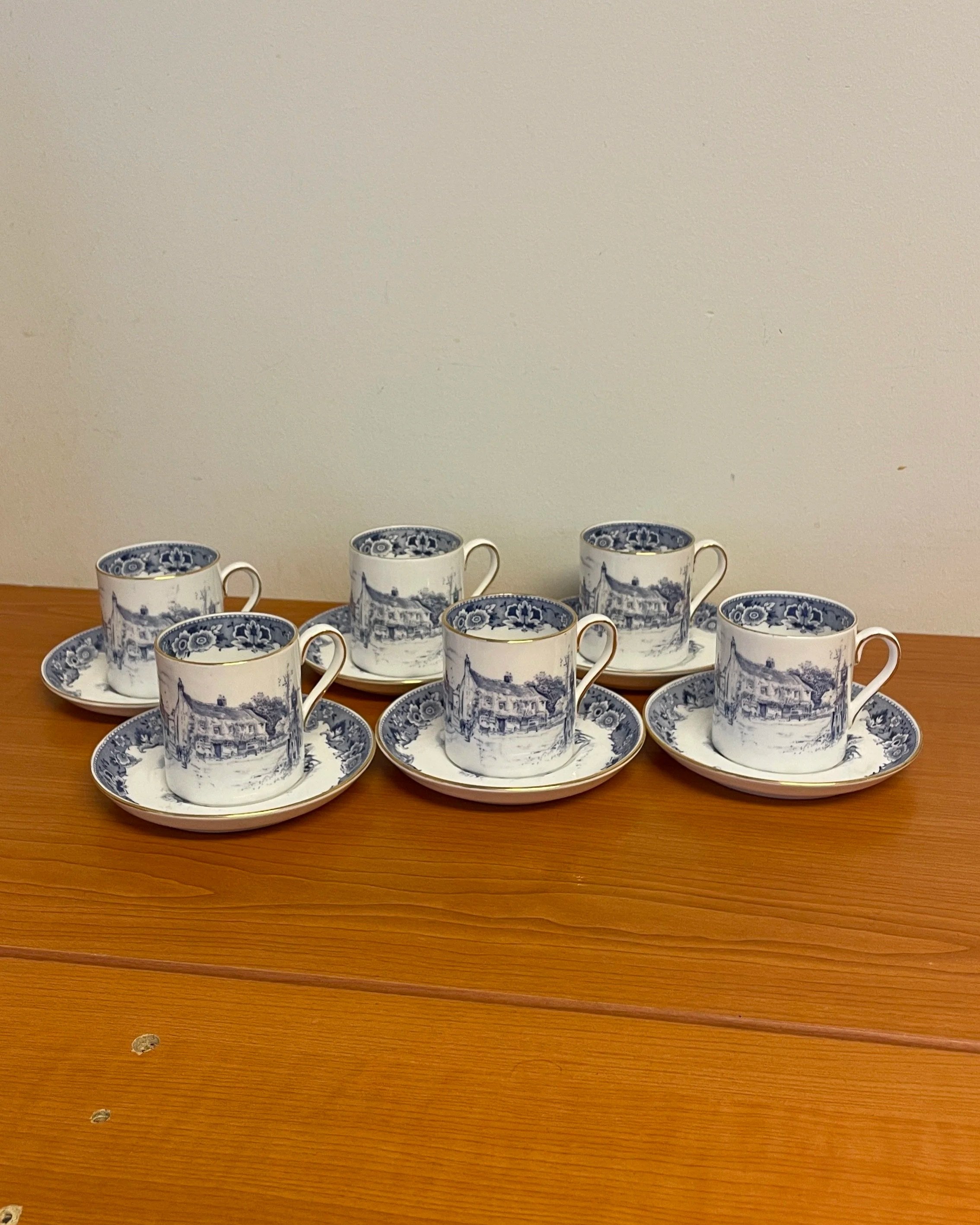 Vintage+Royal+Tuscan+luuposliininen+kahvikuppisetti+%286+kpl%29%2C+Englanti+Kirpputori+Forssa+Kierra%CC%88tyskeskus+Forssa+Kirppis3.jpg