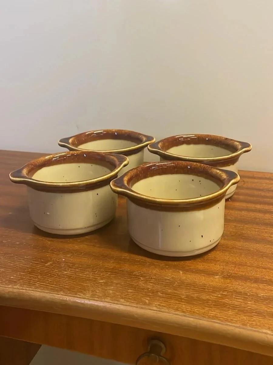 Edit 1 kpl Vintage Staffordshire Kiln Craft -kulho korvilla, Englanti (Staffordshire Potteries Kiln Craft, Made in England)