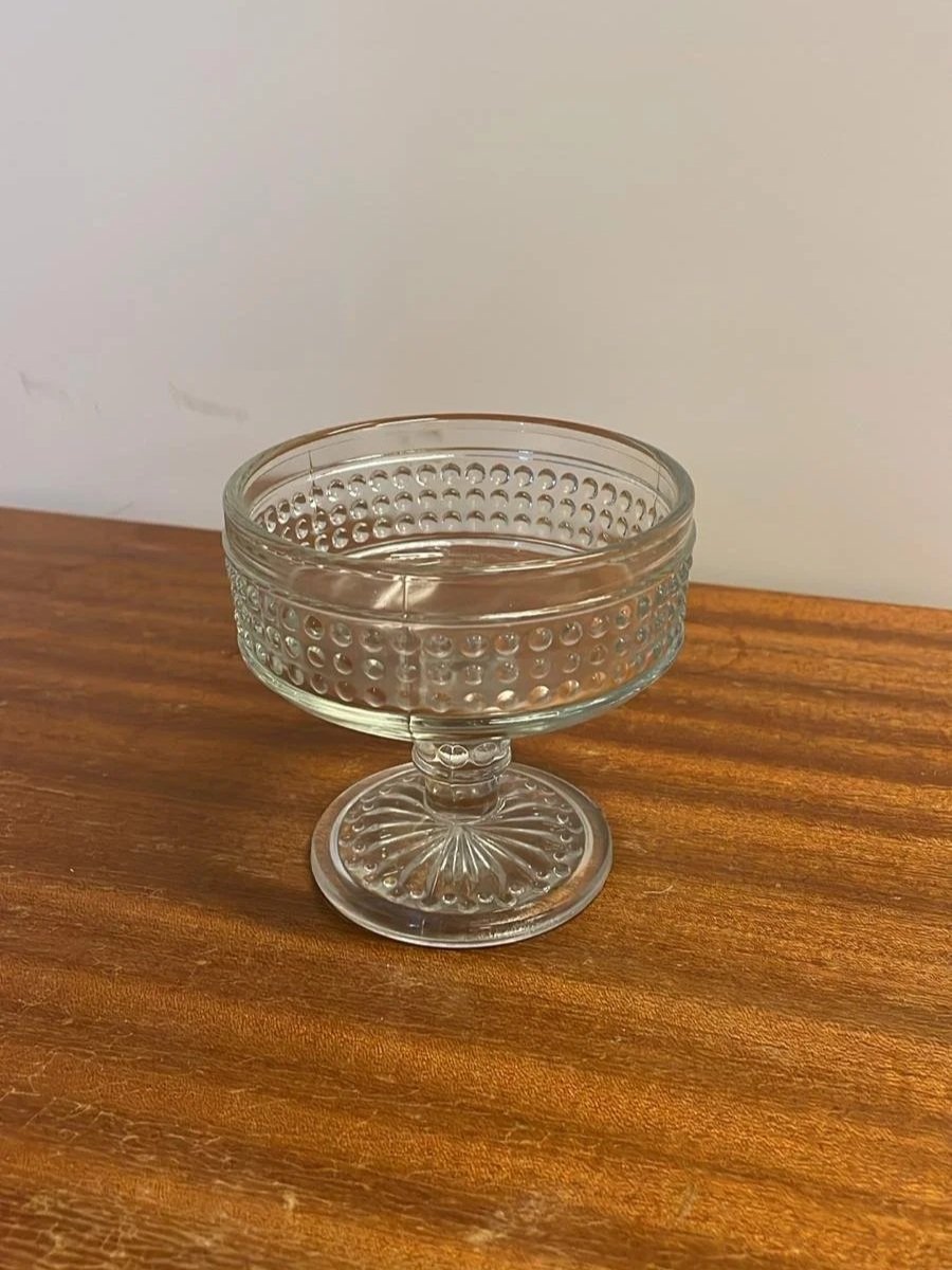 Riihimäen Lasin kirkas Barokki-jälkiruokamalja, suunnittelija Erkkitapio Siiroinen. Kotimaista vintage-lasia runsaalla kohokuvioinnilla.