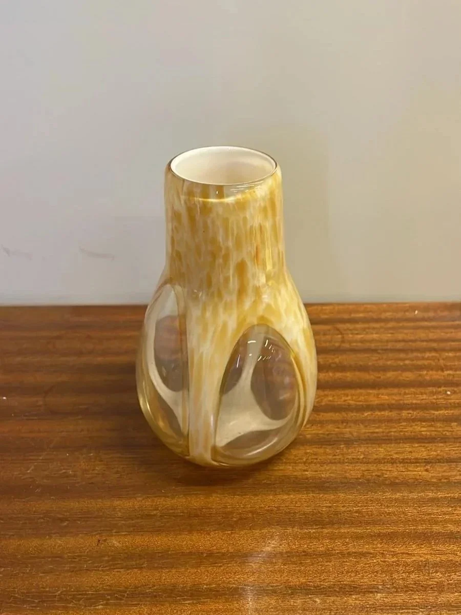 Vintage taidelasimaljakko, keltavalkoinen marmorikuvio (20 cm)