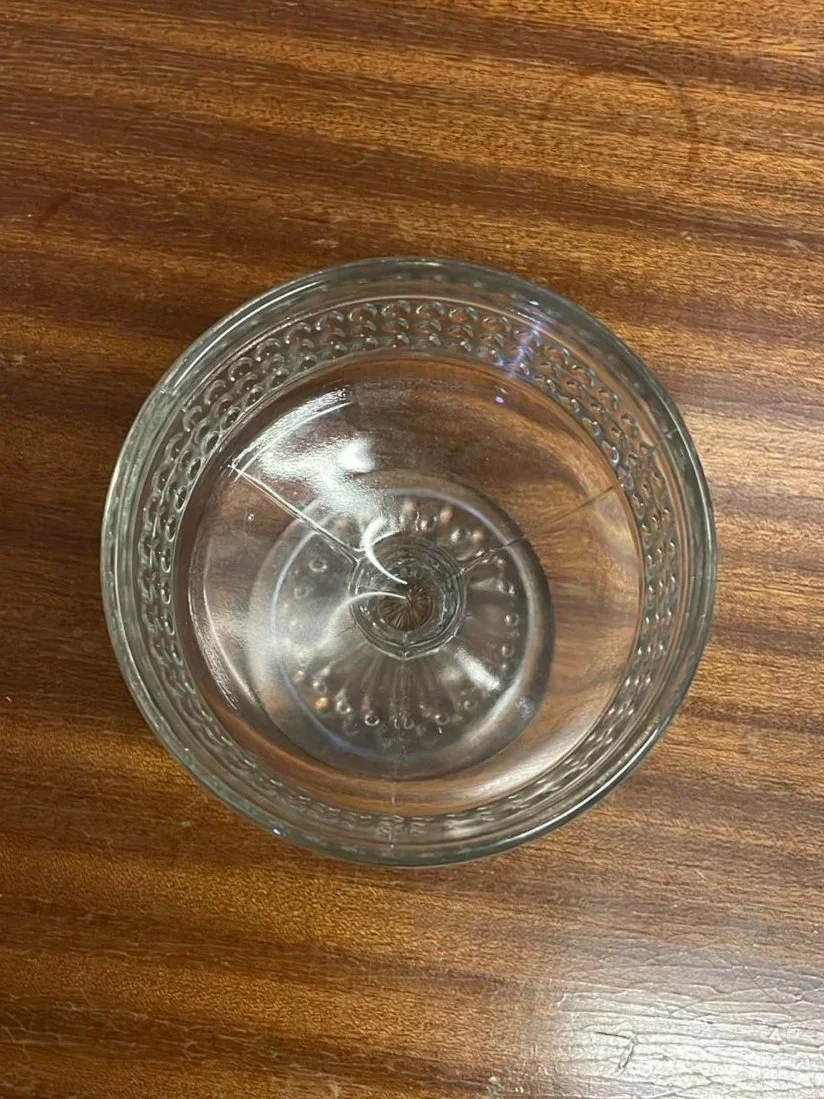 Riihimäen Lasin kirkas Barokki-jälkiruokamalja, suunnittelija Erkkitapio Siiroinen. Kotimaista vintage-lasia runsaalla kohokuvioinnilla.