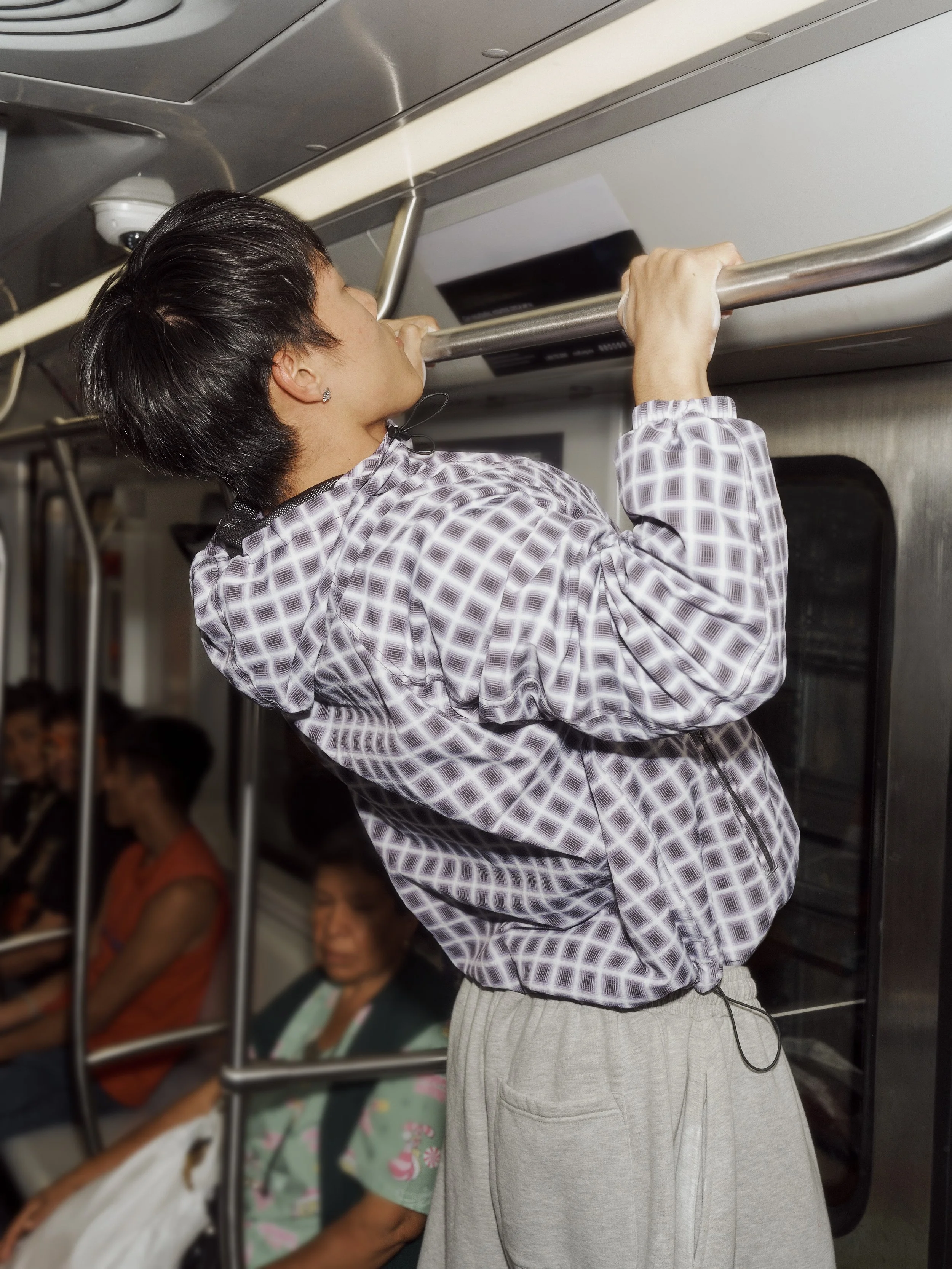 IETS_FRANS_SS26_D3_METRO_SHOT_011_SUBWAY_027.jpg
