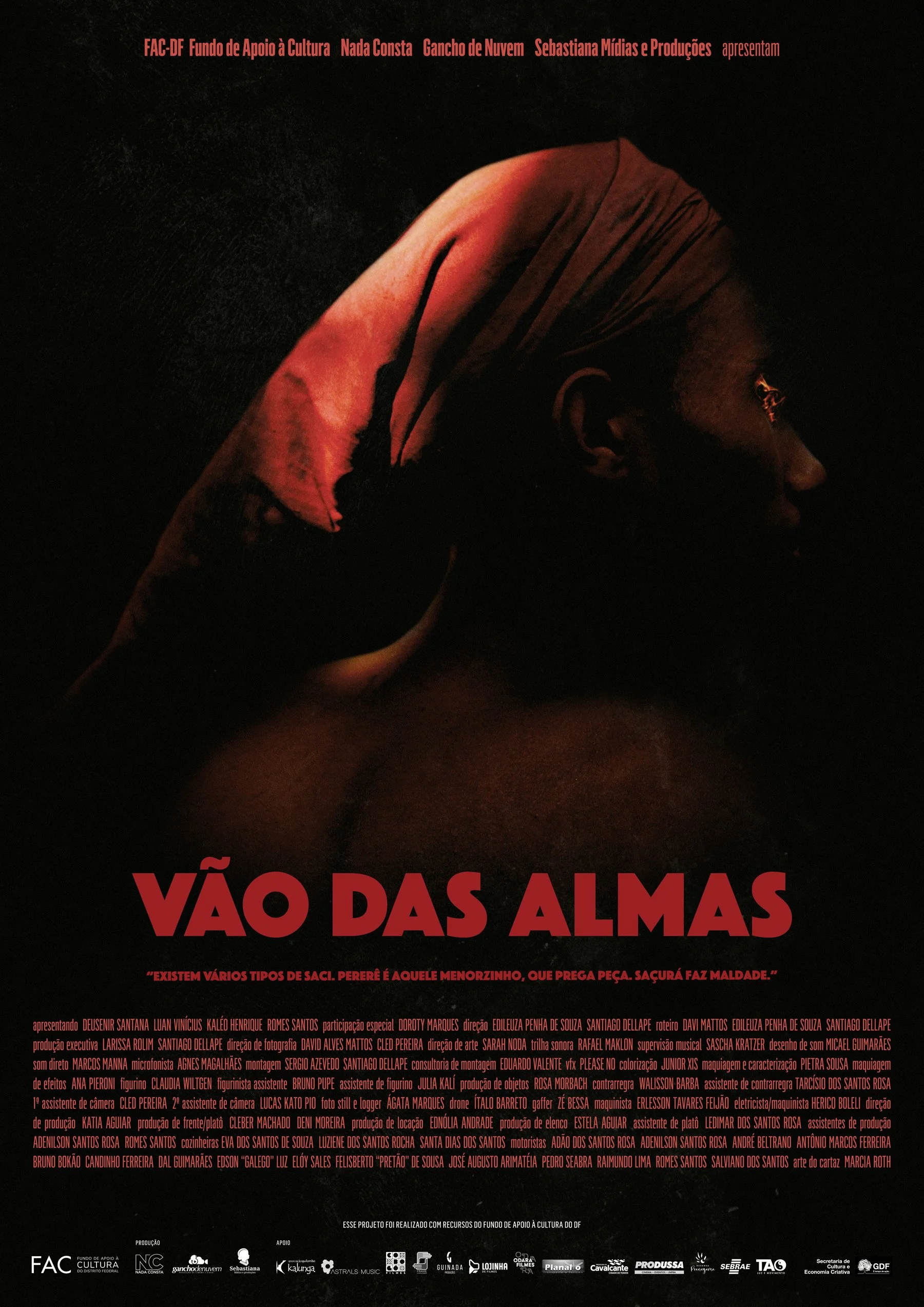 Pôster do filme 'Vão das Almas', com uma pessoa de perfil usando um lenço na cabeça, com fundo escuro, título em letras vermelhas e texto adicional em vermelho na parte superior e inferior.