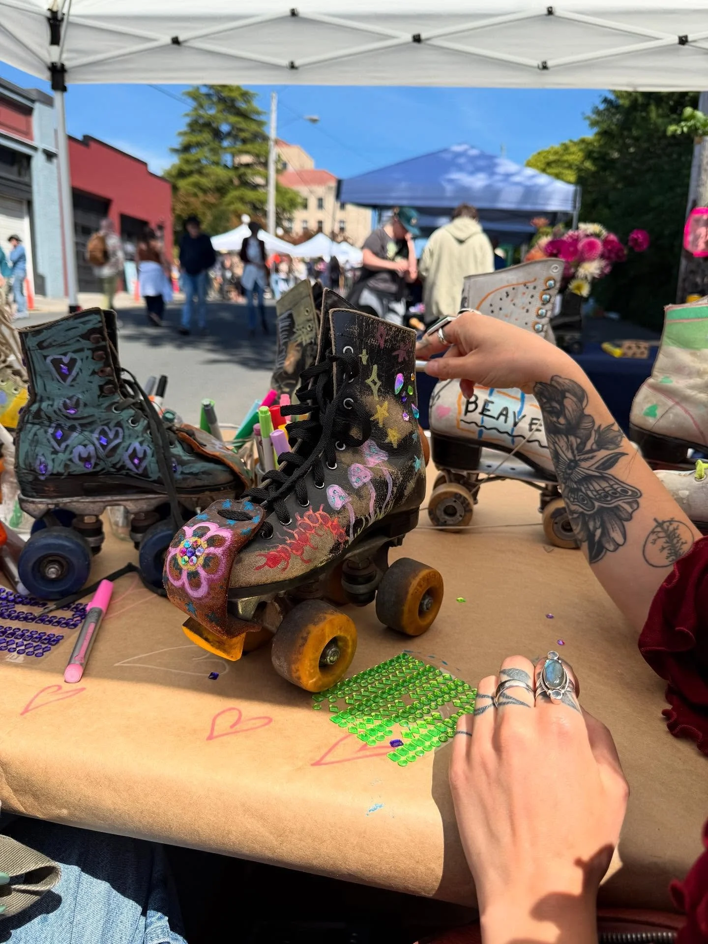 Thank you to everyone who stopped by the @astoriaarmory booth at Saturday&rsquo;s @kmun91.9 Block Party to say hello, bedazzle skates, or chat about our beautiful NEW MURAL! What a fantastic day spent along side our vibrant community! 

Miss the even