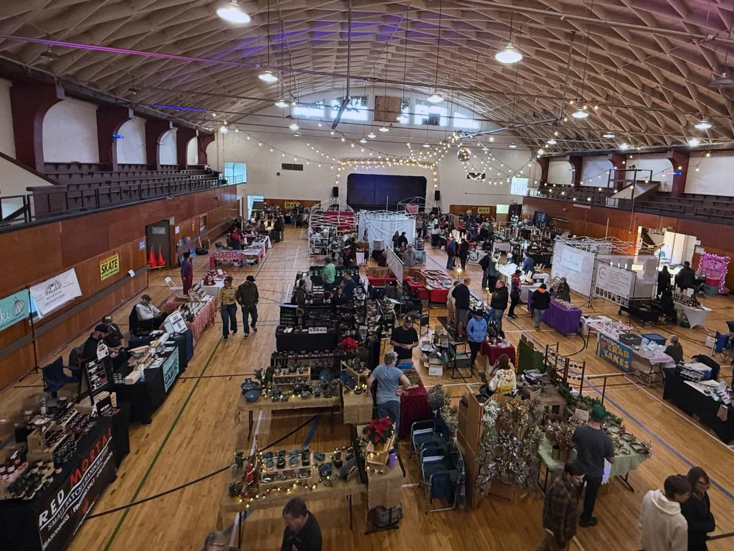 Happy Sunday! Today is the LAST @astoriasundaymarket Holiday Market of the year! Find 60+ regional artists, makers, and growers &mdash;all under one incredible roof @astoriaarmory! 

Get great gifts for all your favorite people this holiday season, w