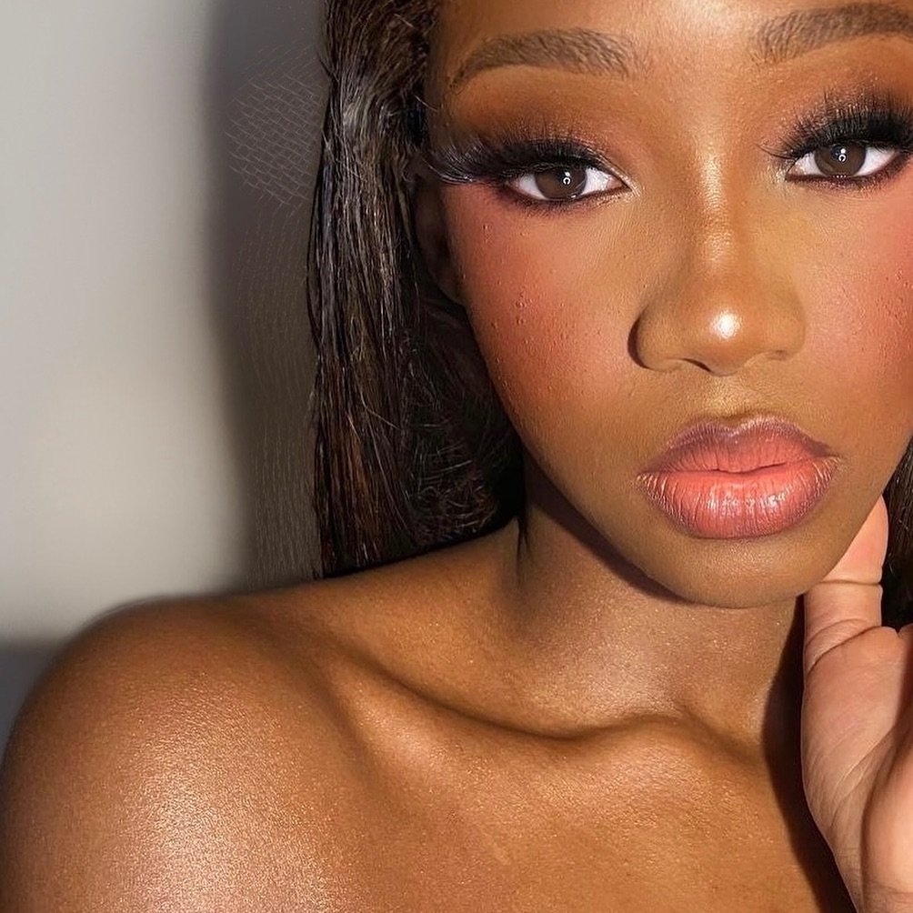 ✨Bronzed summer glow on my beautiful client @angie_charnock 

Products used: 
@charlottetilbury airbrush flawless foundation/setting spray . 
@milkmakeup hydro grip primer.
@toofaced born this way concealer
@hudabeauty banana bread baking powder 
@ma