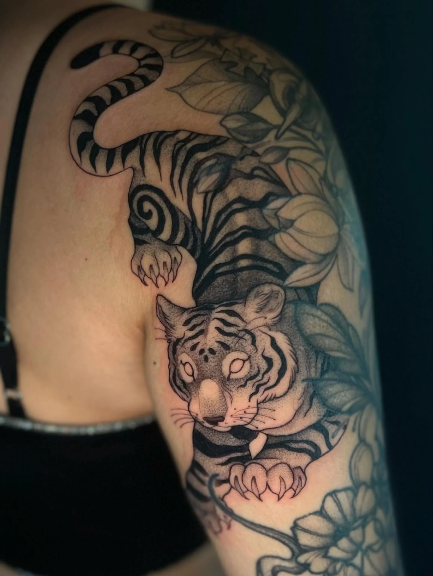 A lil big cat for K 🐯 healed shoulder piece, snake/floral below done by the lovely @samantharosetattoos 
So stoked with how he turned out he’s just SOOO cute. More big kitties please! #tiger #tigertattoo #bigcattattoo #abbotsfordtattoo #missi