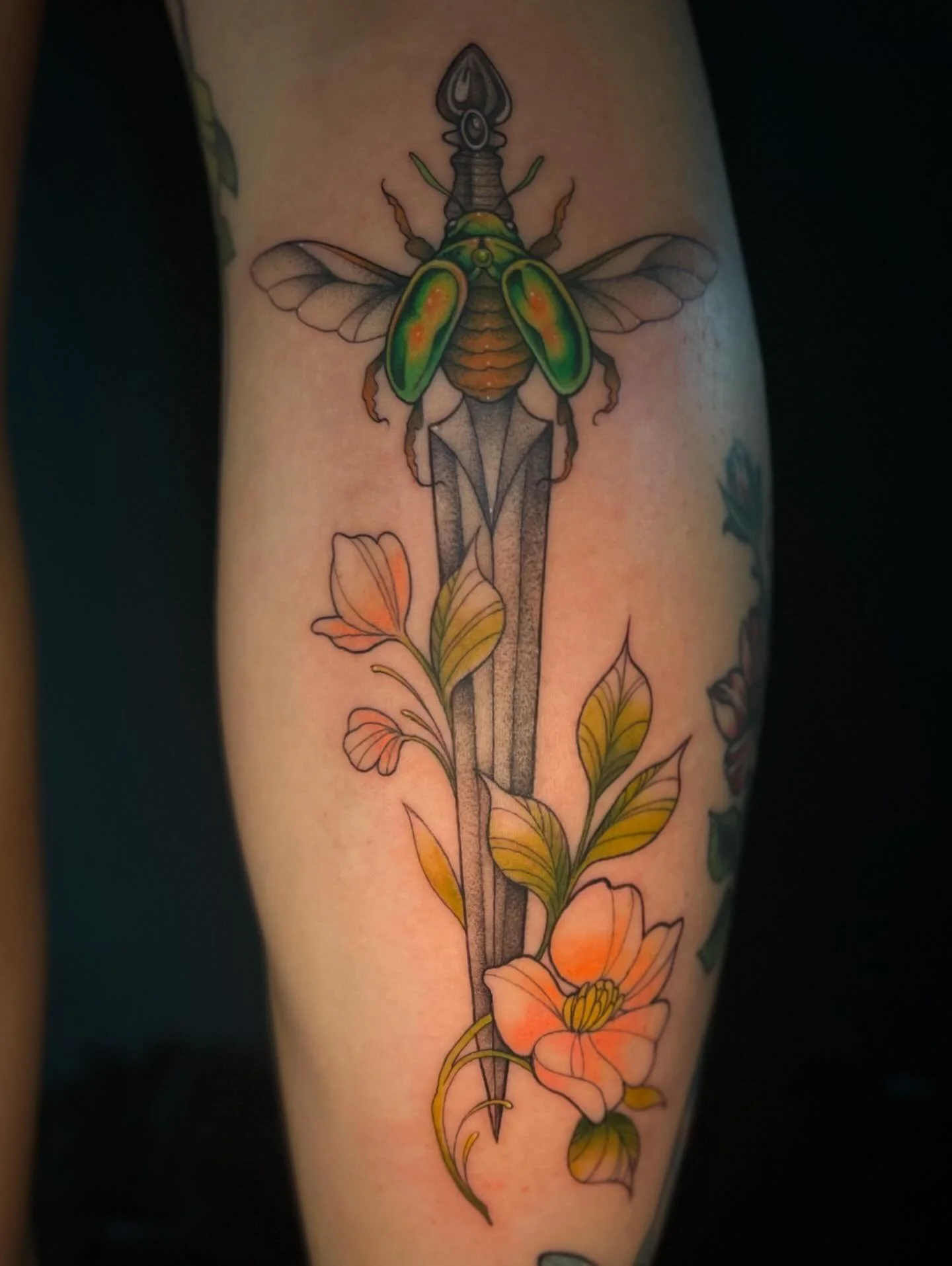 A dagger with some freehand floral for G 🌸 my favourite part of freehand is making sure the spacing between pieces is super satisfying and to me this one is it— swipe to see how nicely it tucks in with the other pieces on this leggy! Both othe