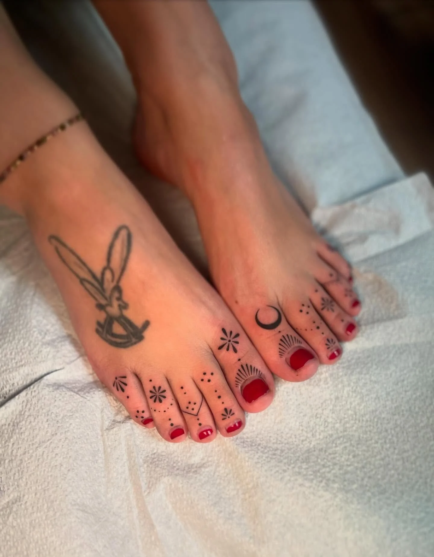 Some lil witchy piglets for H! Thank you for the trust with these and for not crawling up the wall too bad 💀 turns out toe tattoos are actually so much fun. Who would’ve thunk it I think this is my first time doing every toe and not just one o