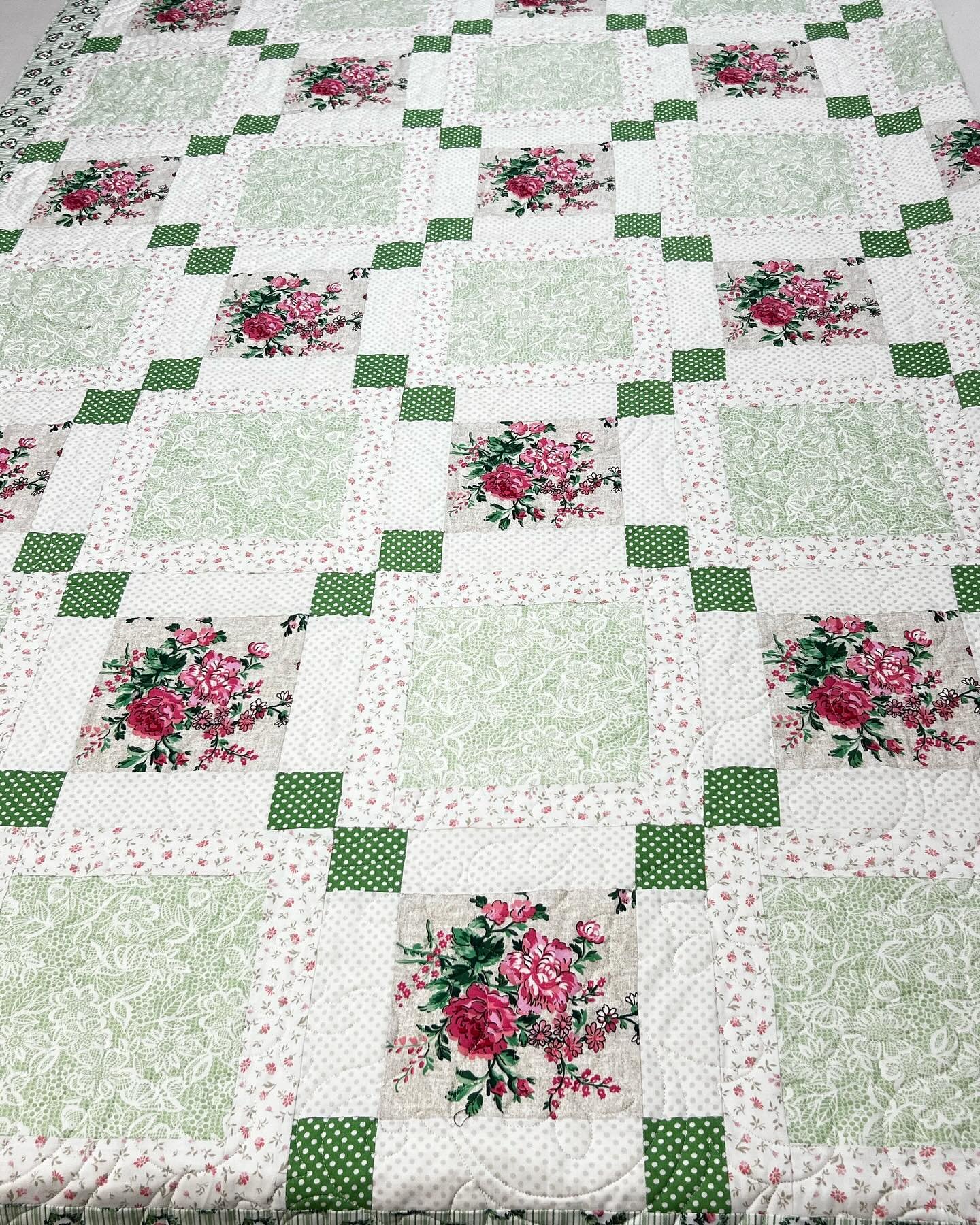 Loving the vintage look of this quilt! Customer chose Christy Avalon @urban.elementz . It's perfect! 
#apqs #apqsmillie #longarmquilting #flowerpantograph
