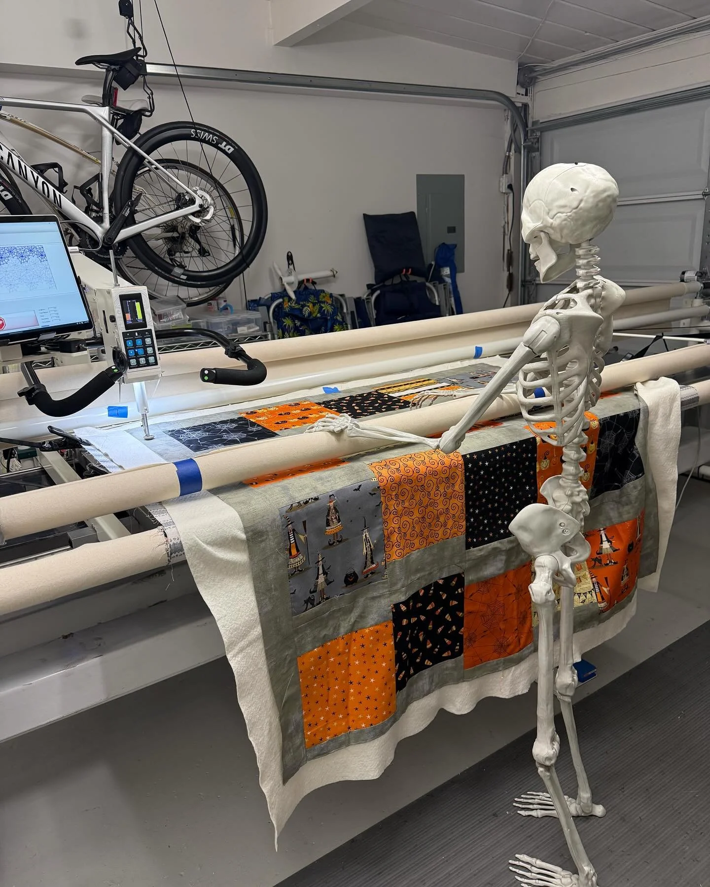 It's been a while since we've posted. We're still alive and working our fingers to the bone. @apqsquilting @habanddash @quiltersdream @davemakeitsew