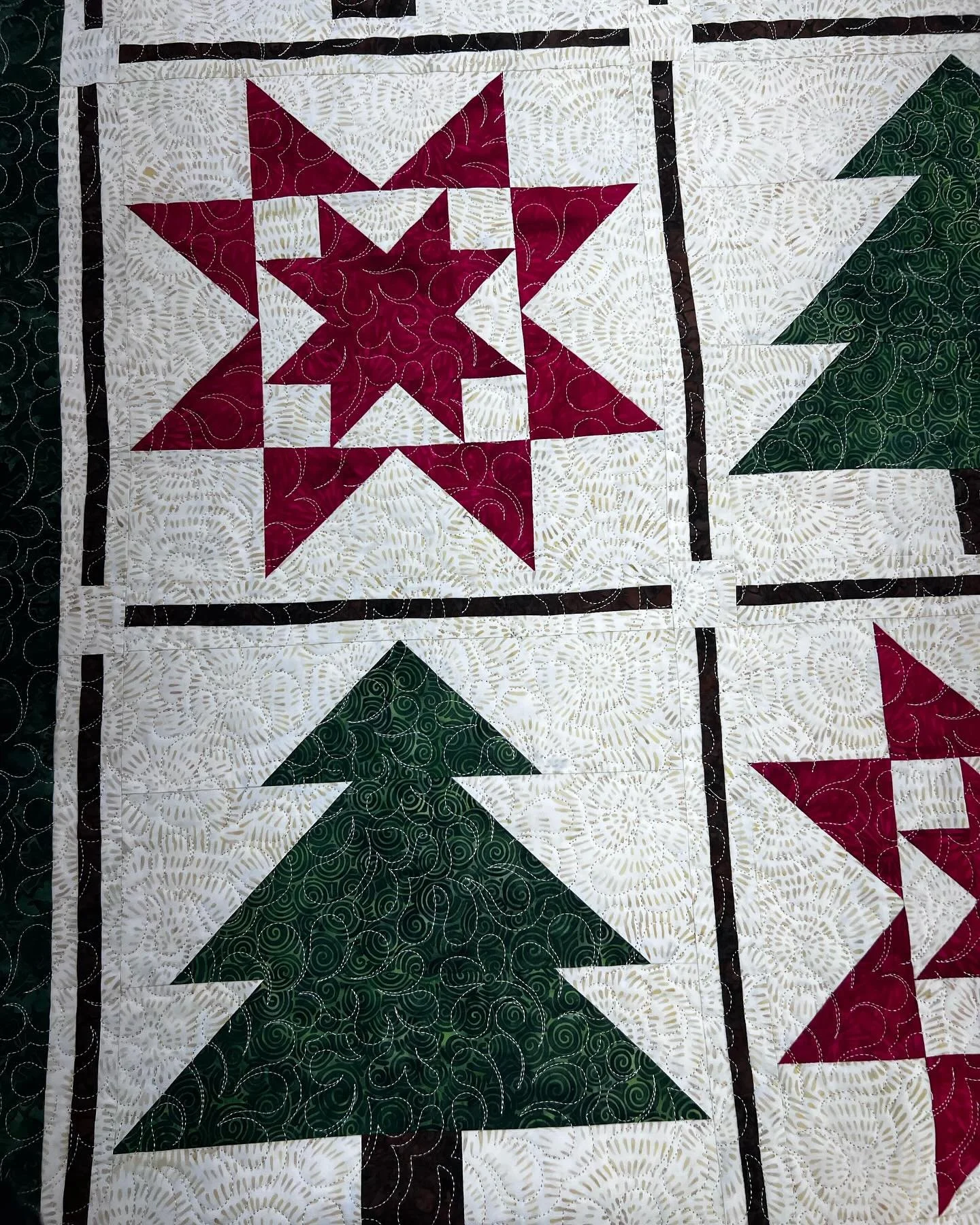 It's not to early to get the Christmas projects in to get longarmed. Summer is the best time to get things done...let's go!!!!
#longarmquiltingservices #quilting #quiltingservices