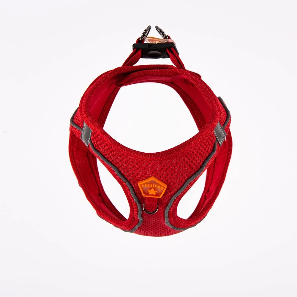 Nahaufnahme: rotes AirMesh Step-In Hundegeschirr mit Logo-Detail am Hund, gepolstert