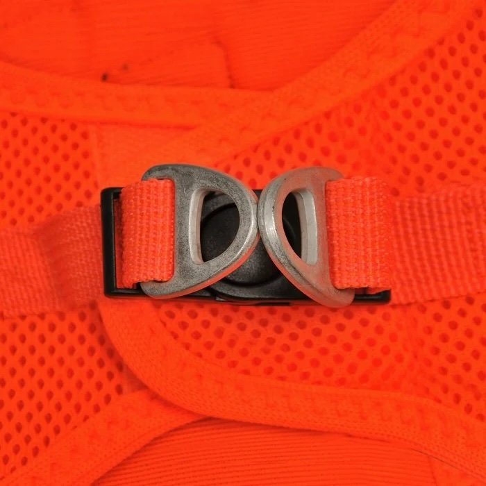 Detailansicht des Easy Clasp-Verschlusses am AirMesh Hundegeschirr in Neon Orange
