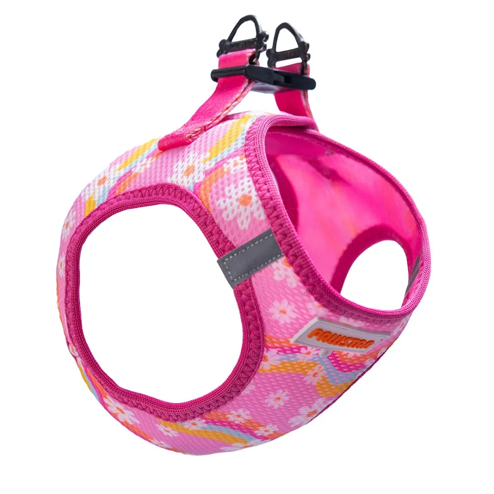 Seitliche Ansicht: Pudel trägt ein atmungsaktives AirMesh Step-In Hundegeschirr pink mit Blumen