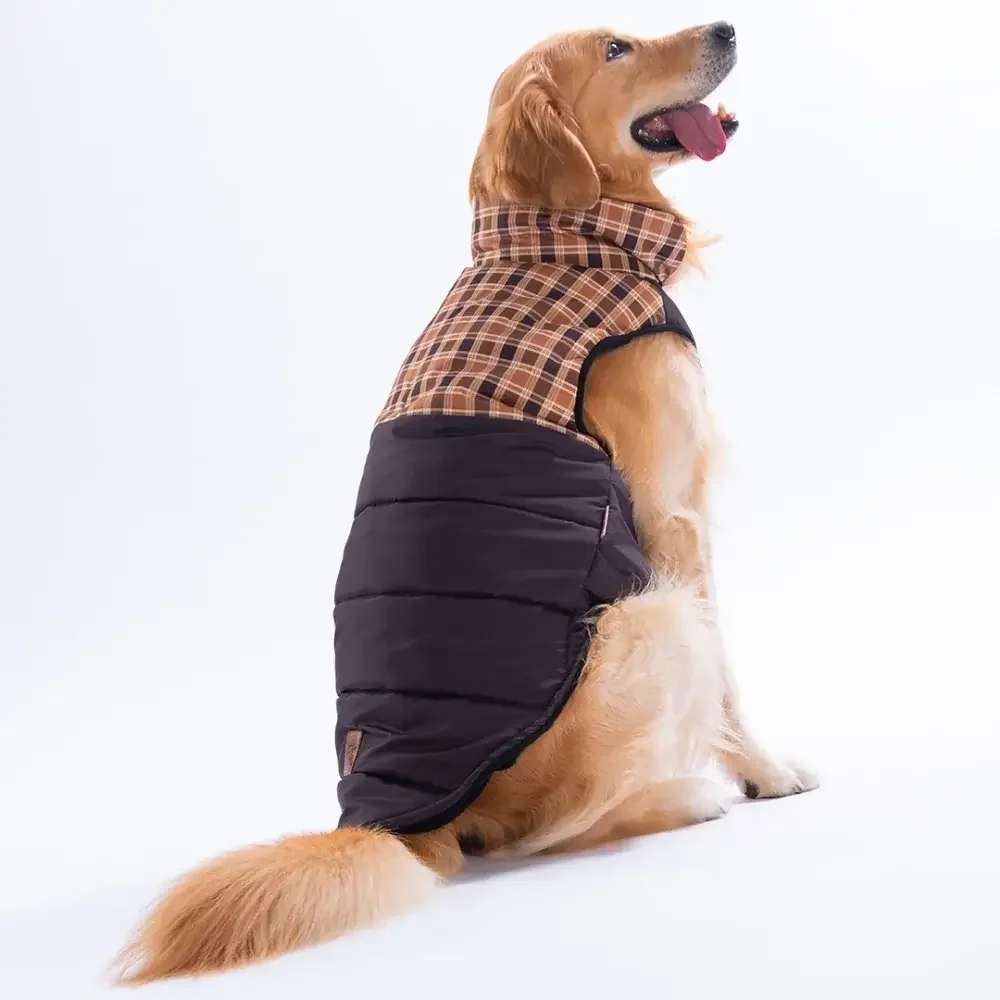 Brauner Hunde Regenmantel mit Fleecefutter in Seitenansicht bei Studioaufnahmenansicht