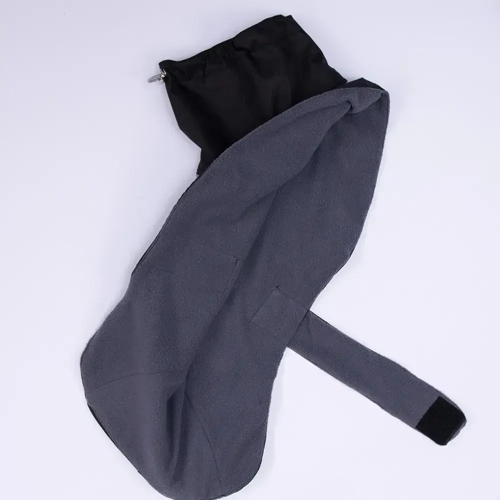 Detailaufnahme vom Fleecefutter im roten Hunderegenmantel