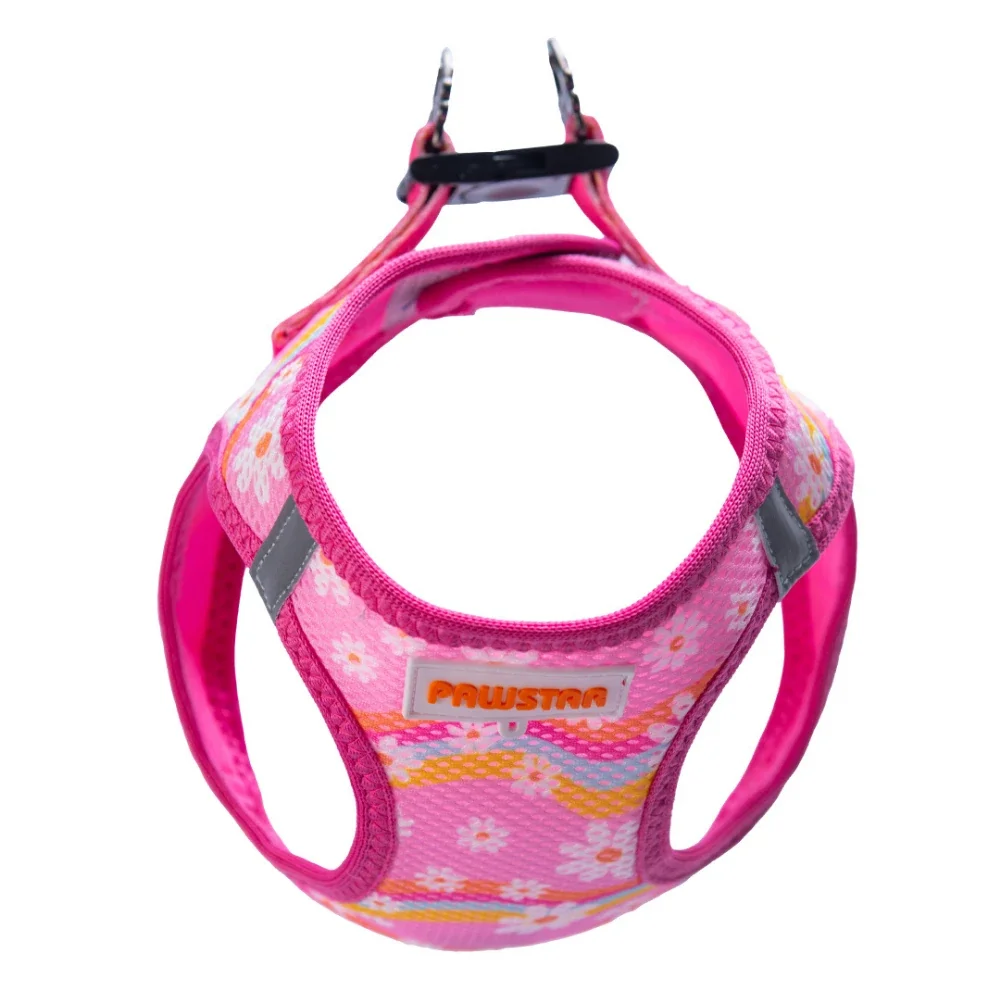 Detailaufnahme der Passform: AirMesh Step-In Hundegeschirr pink mit Blumenmuster