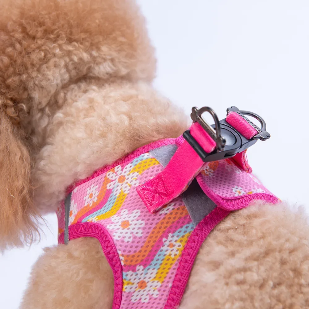Zoom auf Brustbereich: gepolstertes AirMesh Step-In Hundegeschirr in pinkem Blumenmuster am Pudel