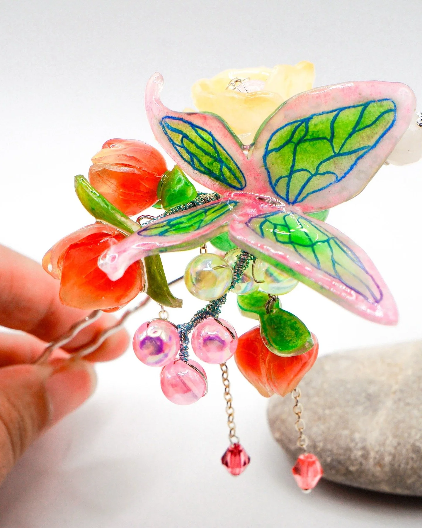 🦋Now available in the online store!🦋
The flower hashira never got too much spotlight, did she? But I loved Kanae's big-sis energy, compassion, and resilience. She was the quiet and gentle one, a classic Japanese beauty. But her sword is steadfast a