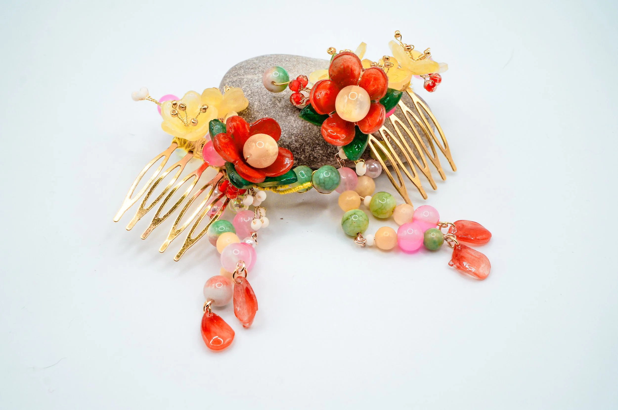 Handmade tarnish-proof gold haircomb with yellow apricot flower and red peach blossom motifs, using natural stone beads and glass beads.