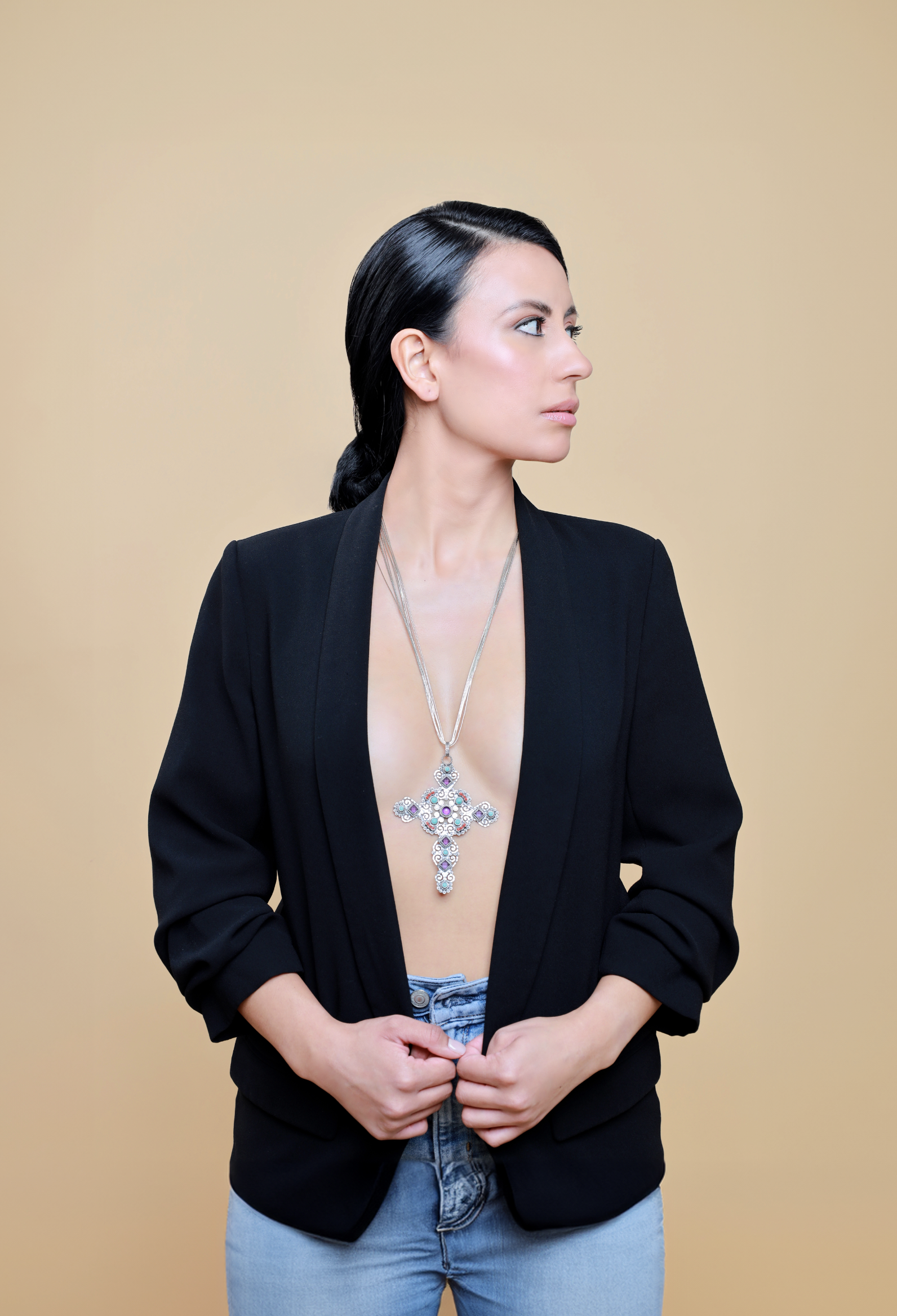 foto estudio con producto y modelo4.png