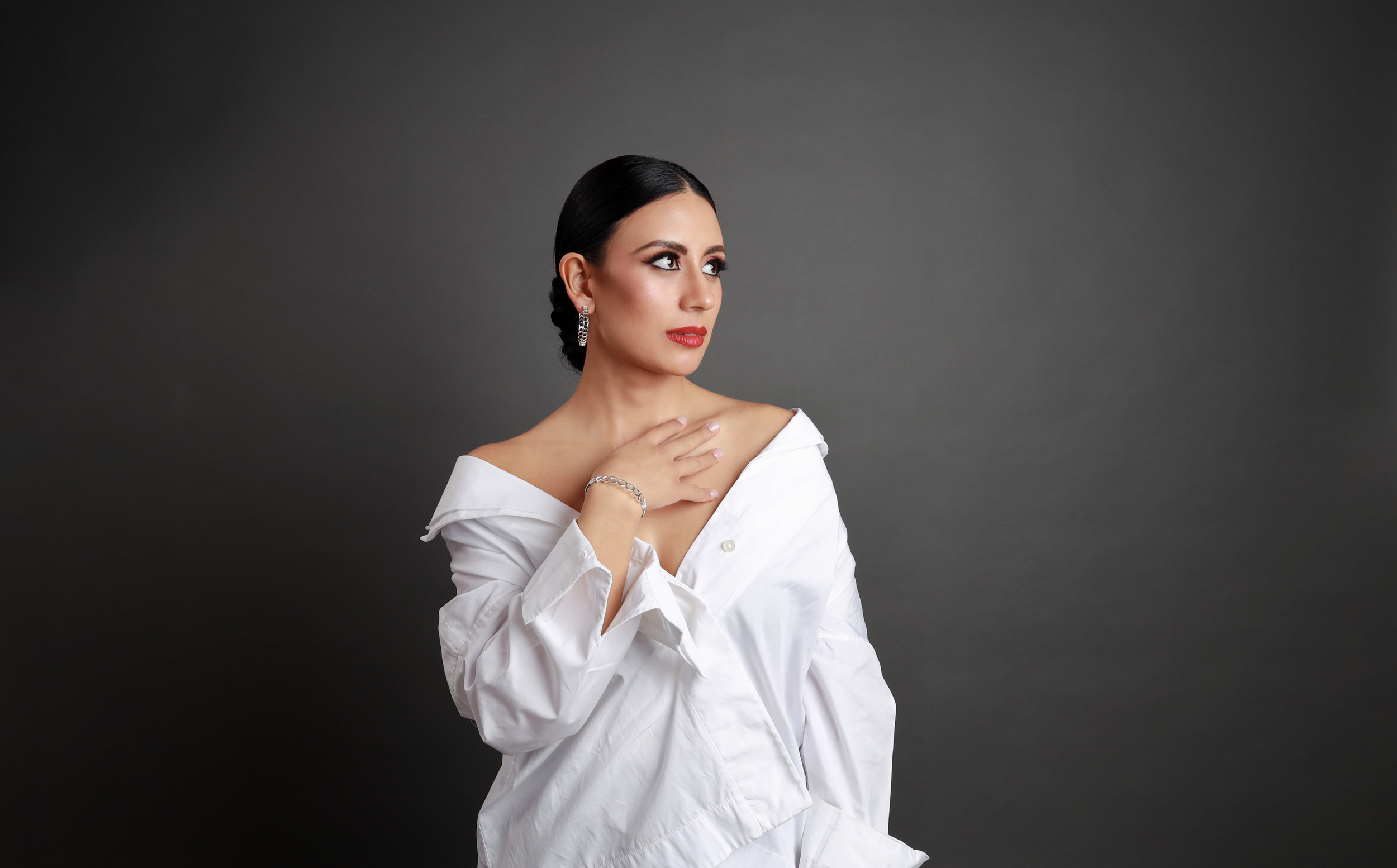 foto estudio con producto y modelo8.png