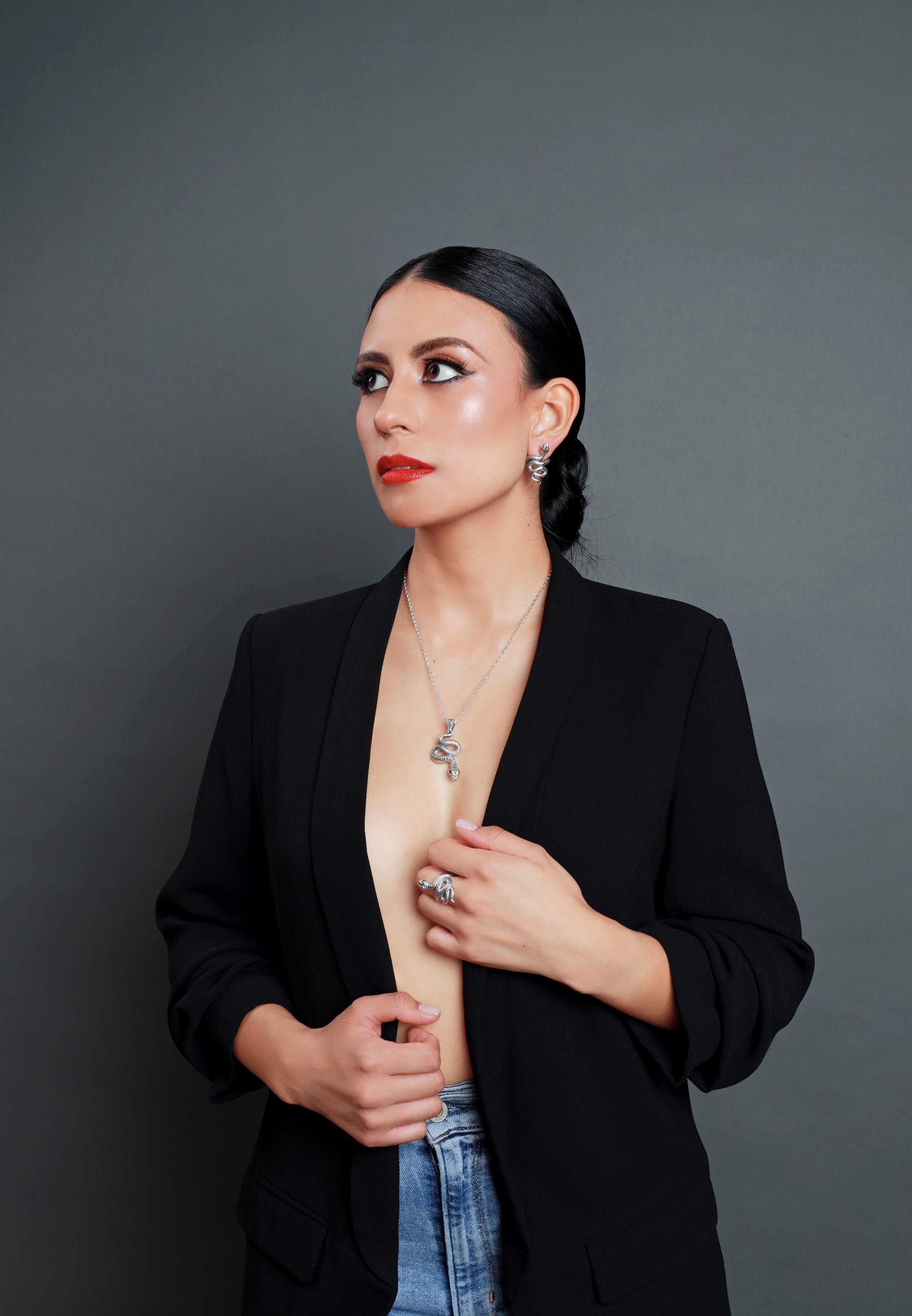 foto estudio con producto y modelo7.png
