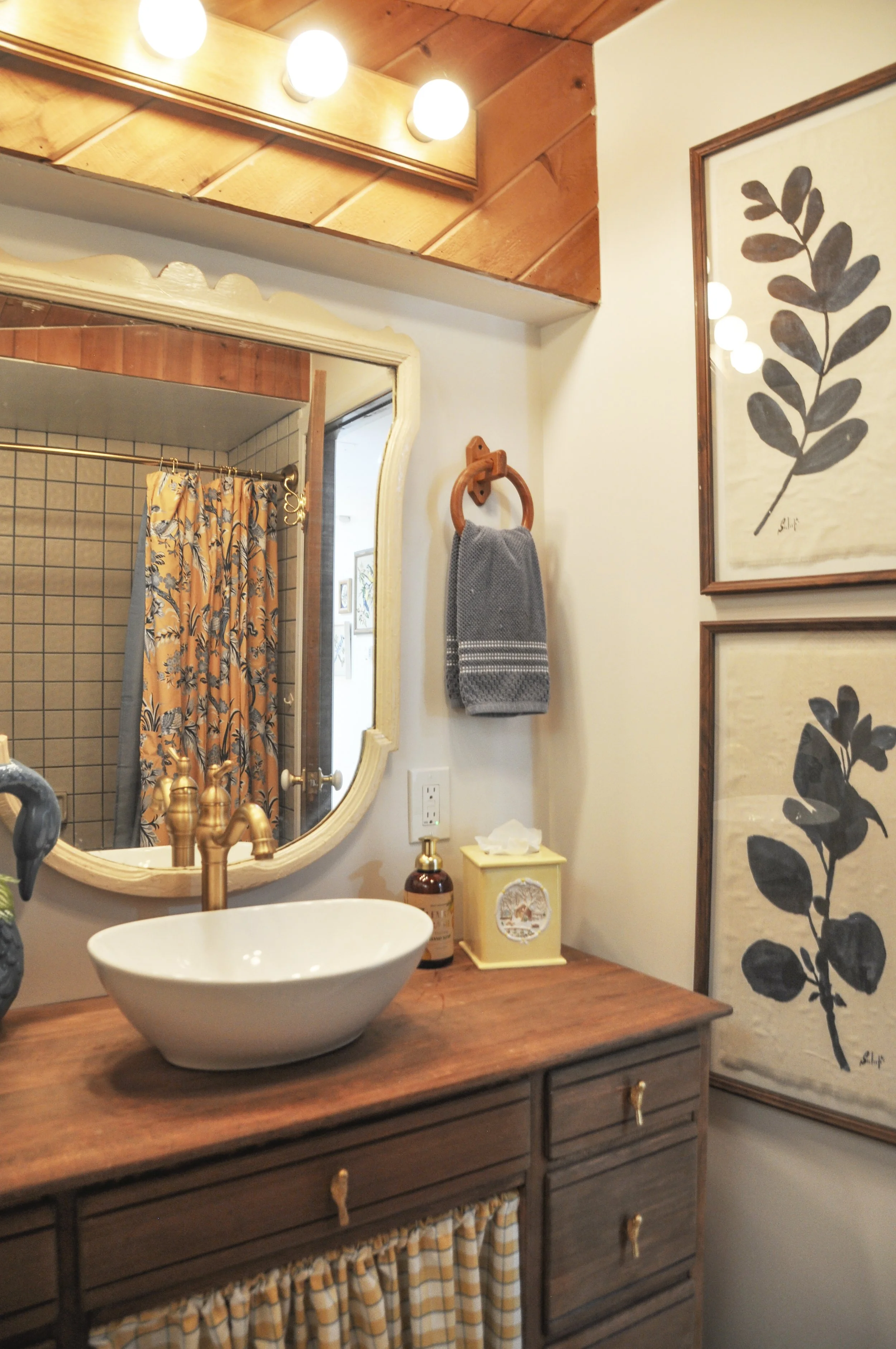 bathroom vanity.jpg