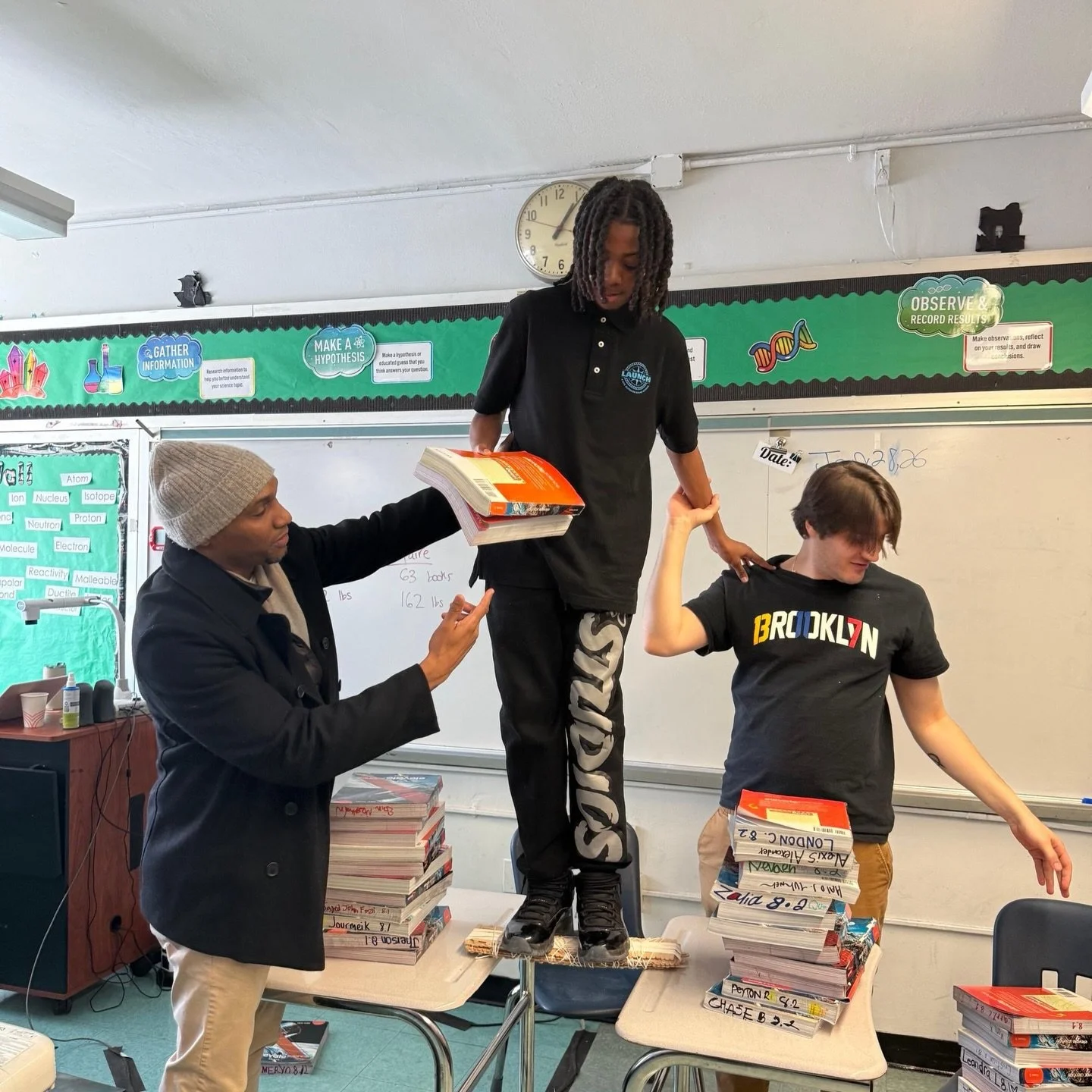 Testing the strength of our popsicle bridges in science 🌉 Bridges built using science and physics principles were so strong that they could hold lots of books and even students! 👩&zwj;🎓👨&zwj;🎓