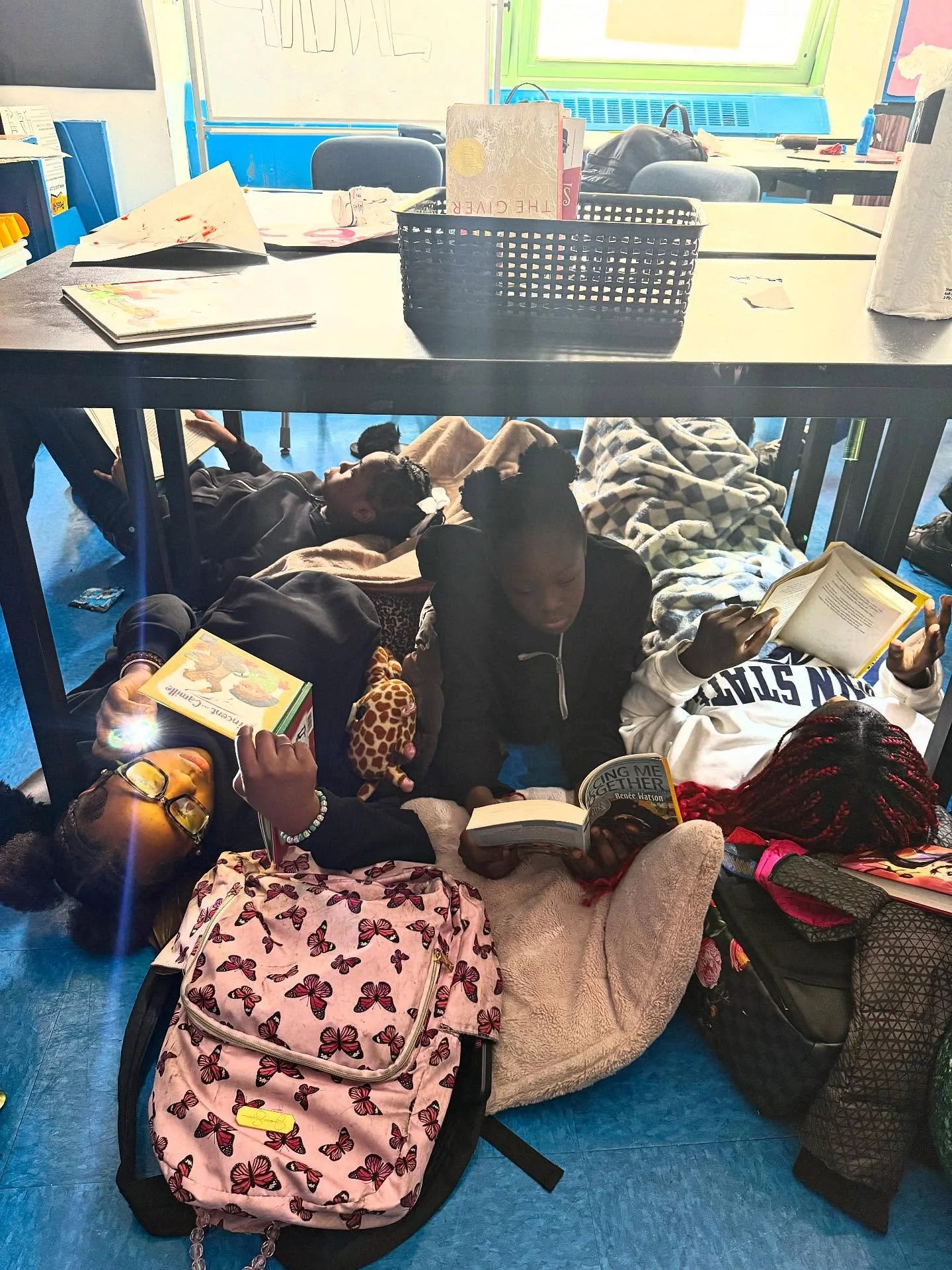 Yesterday, the whole school enjoyed a cozy pajama reading day! We brought our blankets and stuffed animals and snuggled in for some quality time with our books 🔦📚
