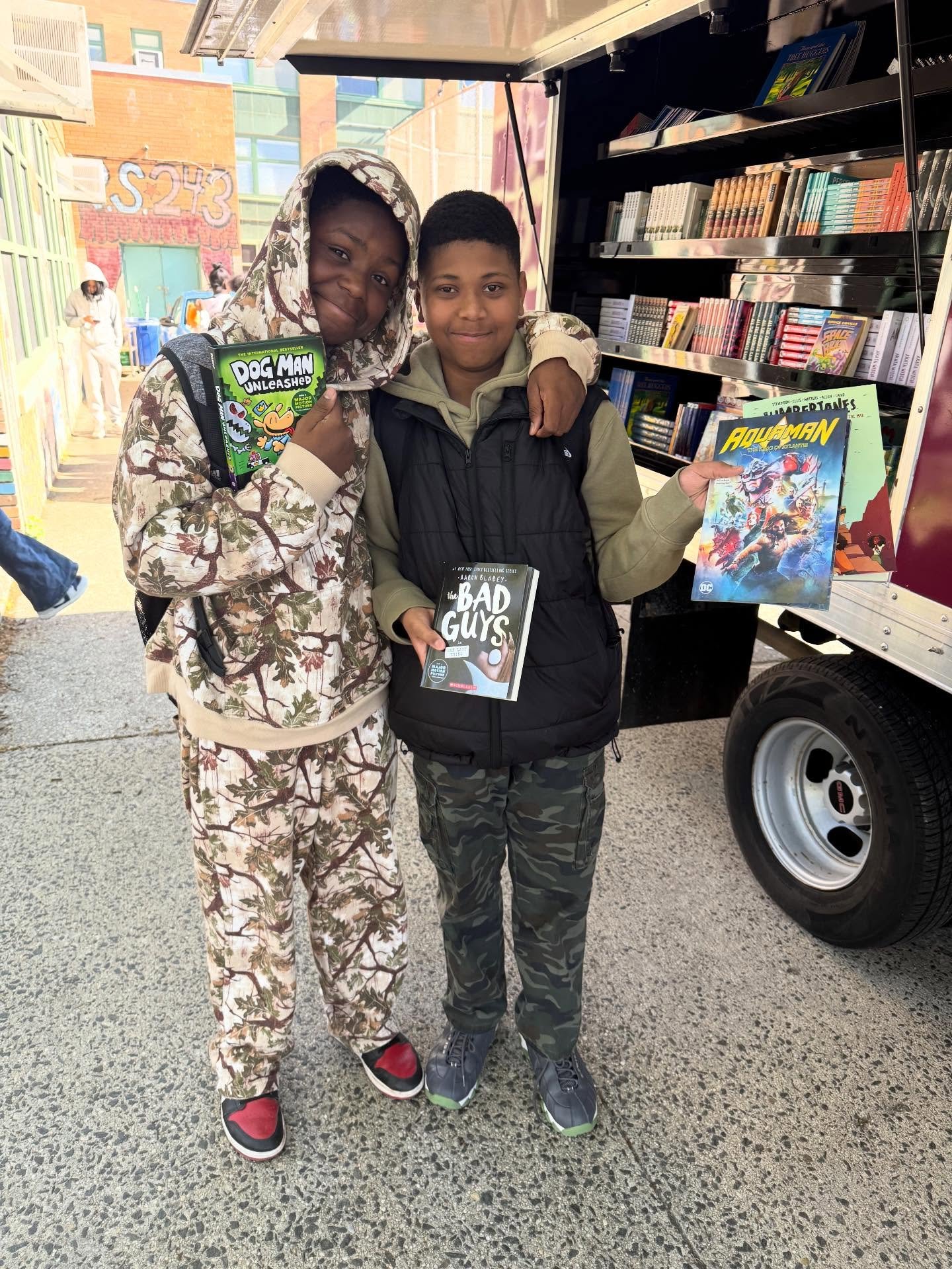 Big thanks to the @speakeasybookmobile for their pop-up of amazing free books for Launch students on Friday! Every student in our student left with at least 1 book to add to their personal library. We love spreading joy through reading! 

#LaunchLove