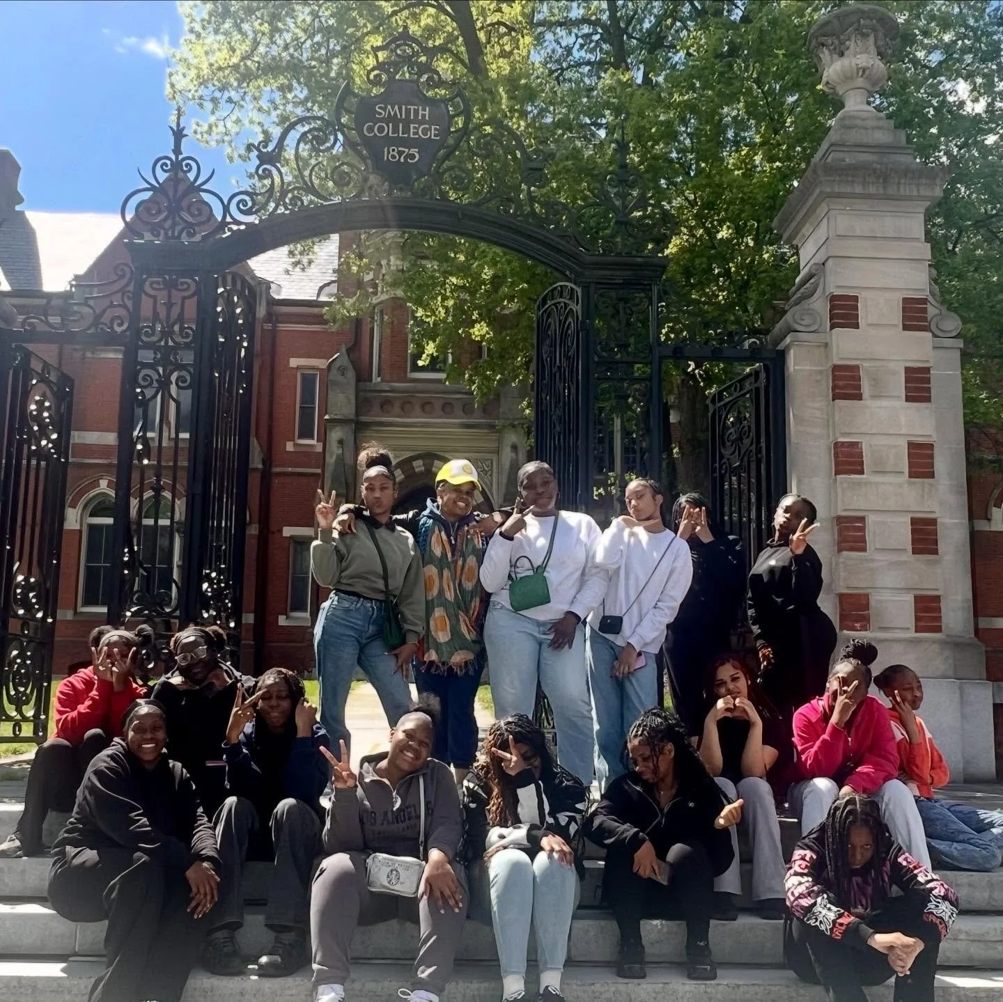 Last week, some of our 8th-grade girls had the opportunity to tour not one but TWO elite all-women&rsquo;s colleges. Students met with one of our alumni who attends Mount Holyoke and toured Smith College with alum Ms. Haynes! They got to see classroo