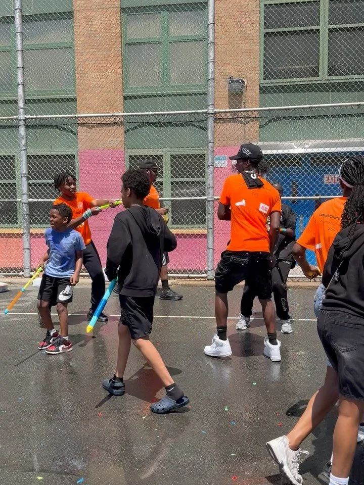 ¡En Launch trabajamos duro Y nos lo pasamos genial! Imágenes de nuestra batalla de agua anual 🎈💦☀️