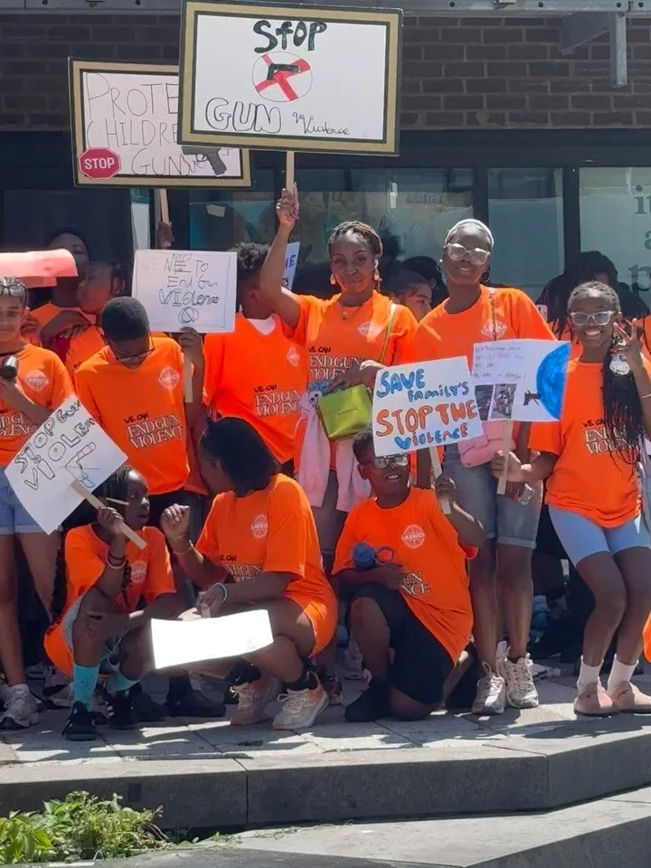 El viernes pasado, nuestros alumnos de 7.º curso organizaron nuestra 1️⃣1️⃣.ª marcha anual para poner fin a la violencia armada. Los alumnos utilizaron sus voces, su talento y su creatividad para defender la paz y unas comunidades más seguras. A través de la poesía spoken word, el arte, la música y la reflexión, nuestros alumnos demostraron