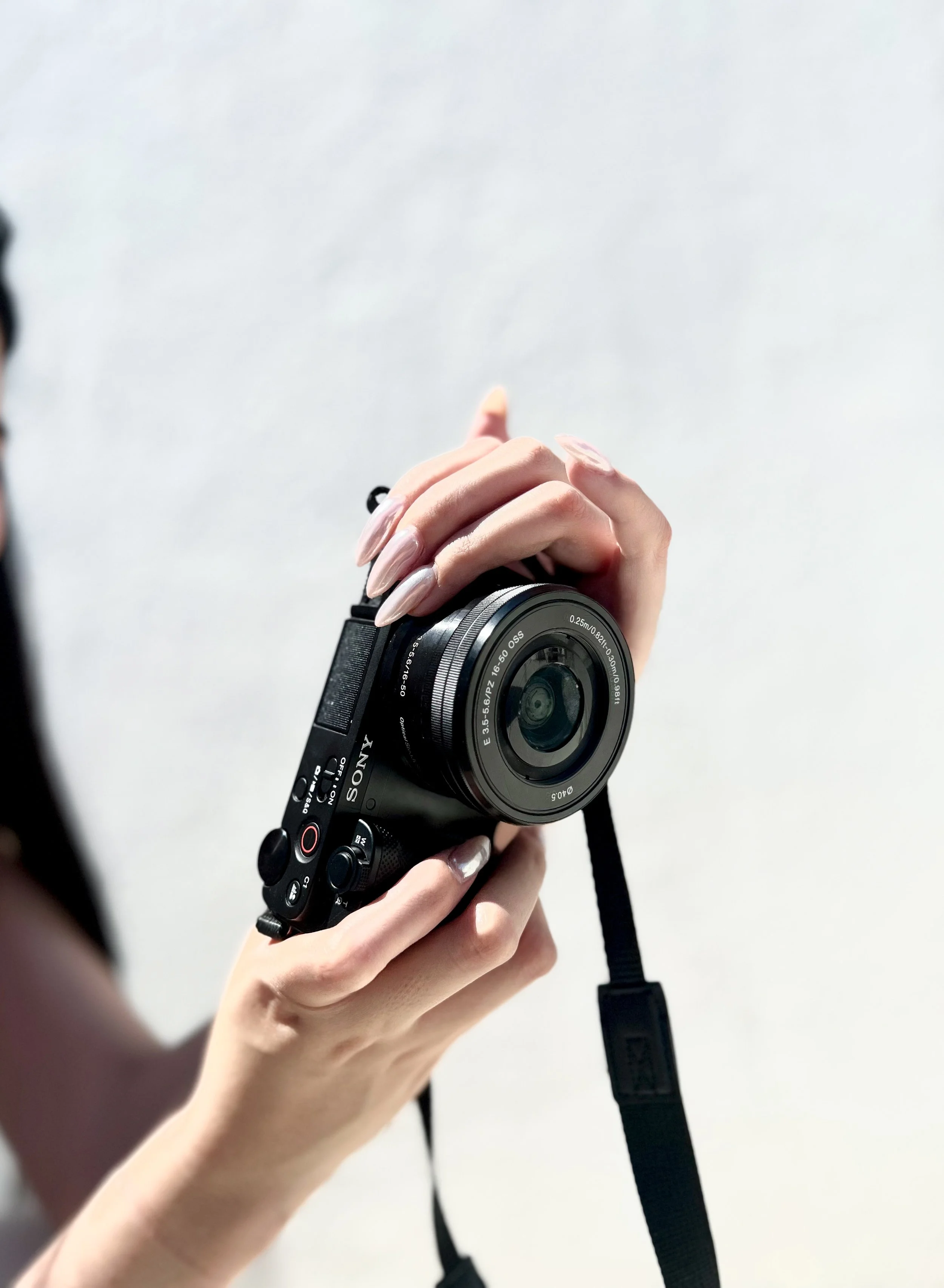 Cámara tomando fotos manos