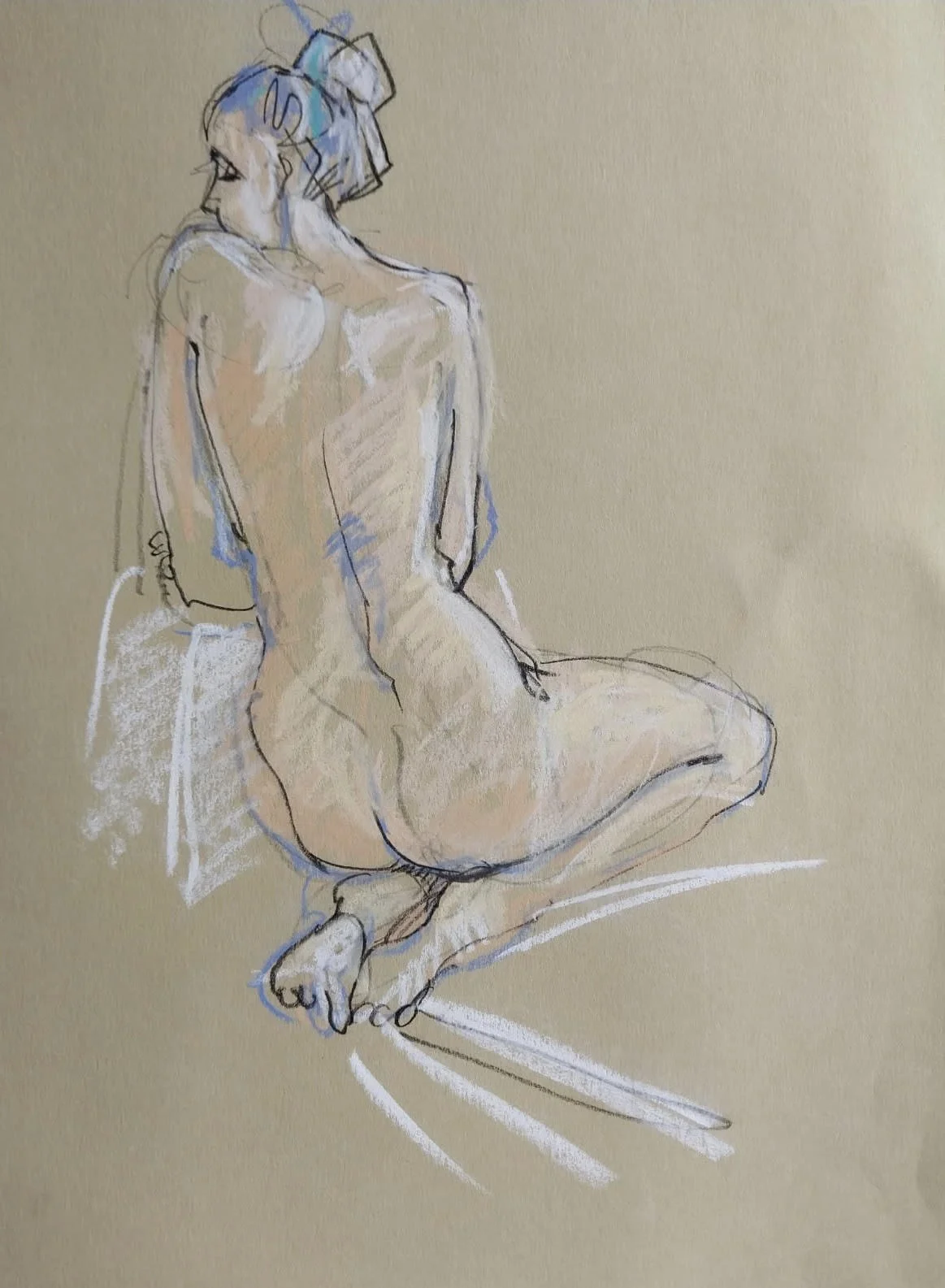 A sketch of a nude woman kneeling on the ground with her knees bent and her back turned, wearing a hair bun and looking to the side, on a beige background.