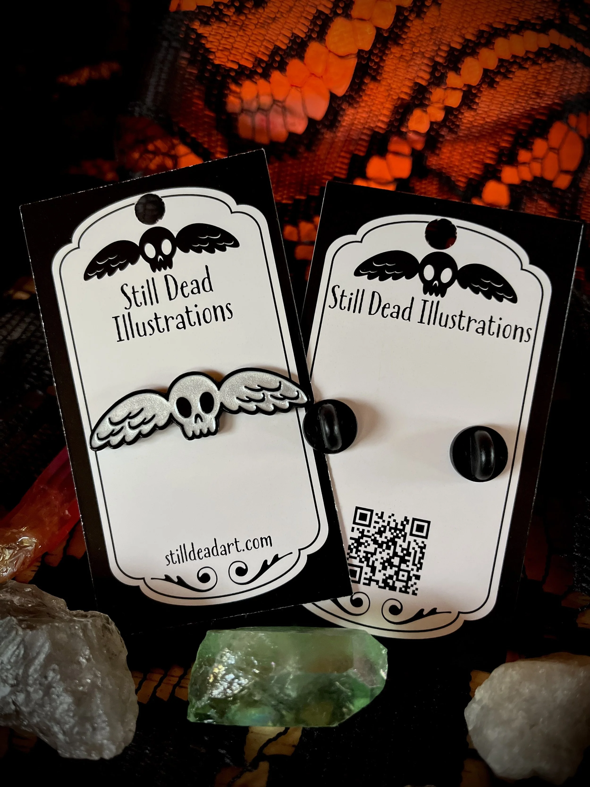 memento_pin_Front_and_back.jpg