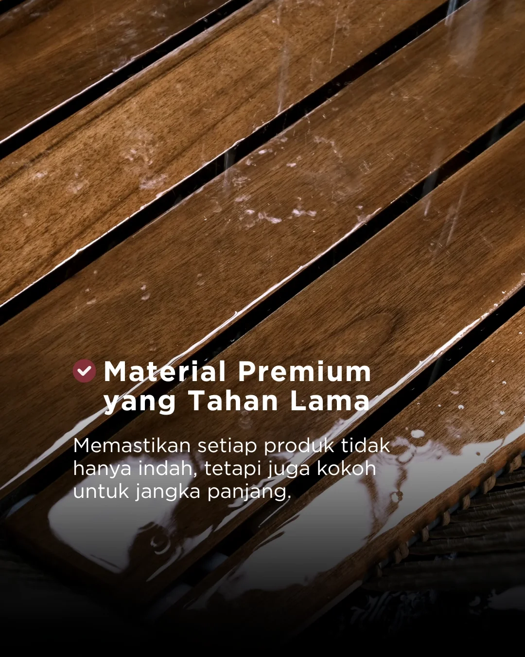 Close-up of wet wooden slats, with a caption in Indonesian highlighting durable, high-quality material for long-lasting products.
