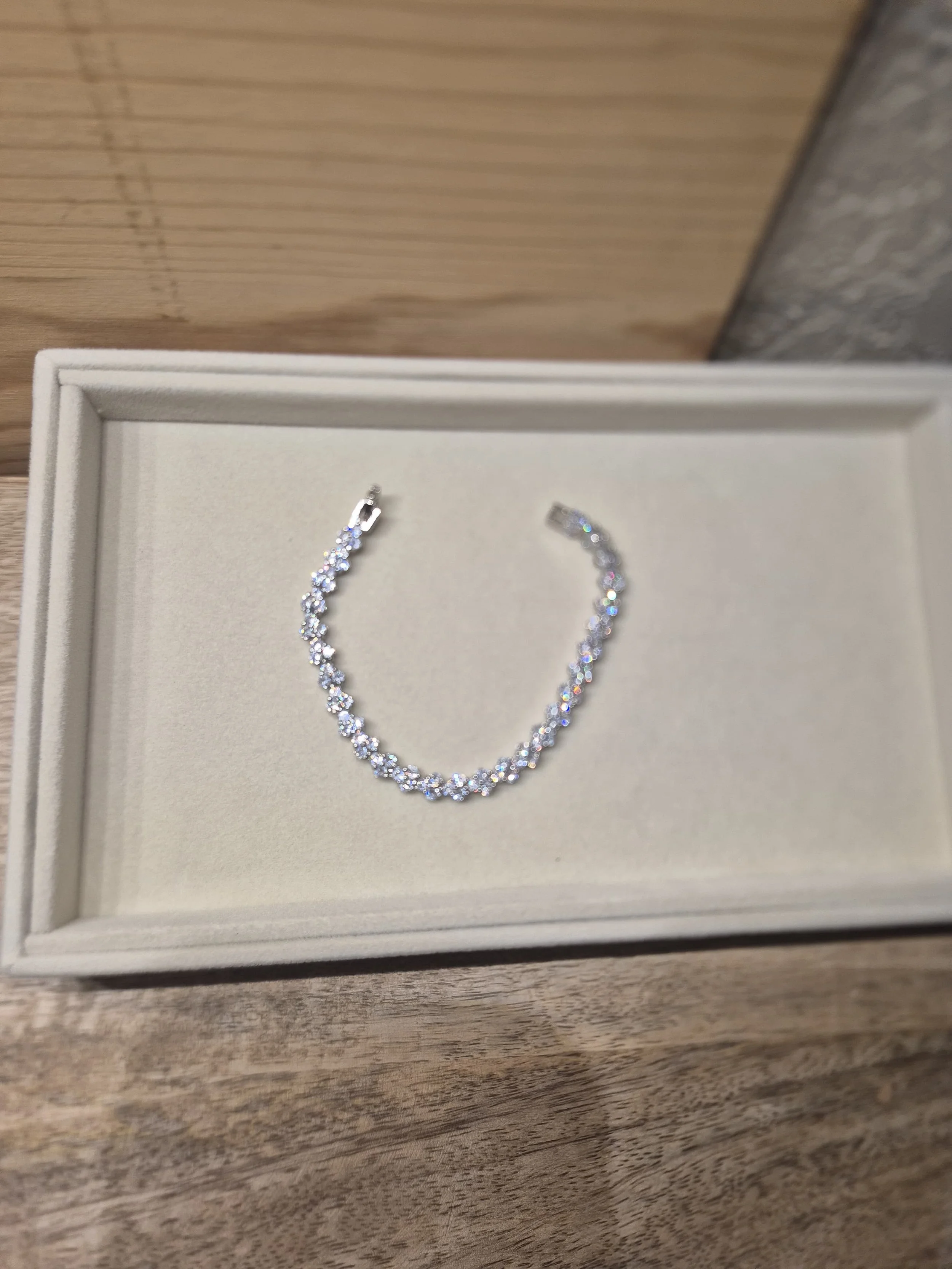 ER-009-B: Tennis bracelet 9.1 ctw moiss $110. Be